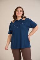 Tricou mărime mare din bumbac cu decolteu atractiv și perle – albastru