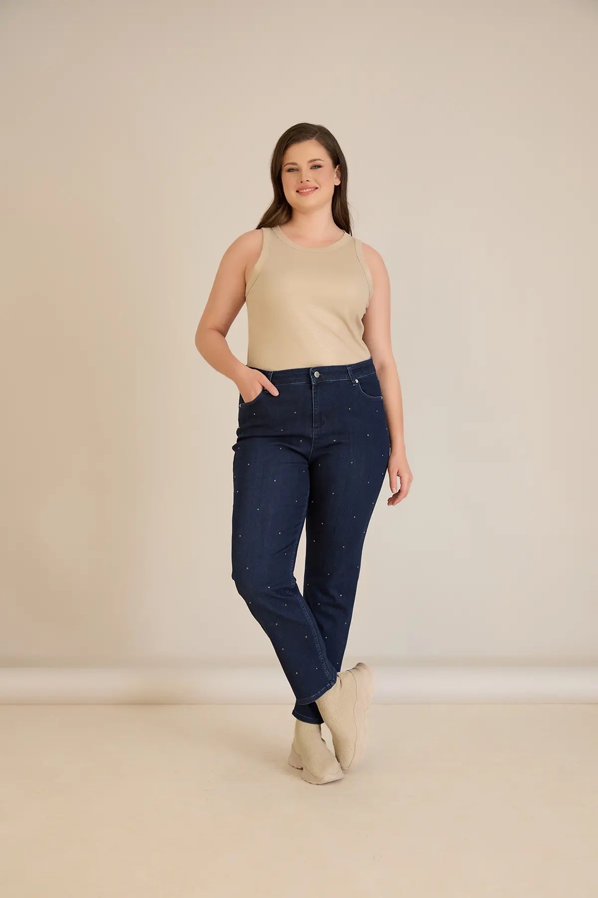 Bluză mărime mare cu dantelă și blugi mărimi mari cu capse