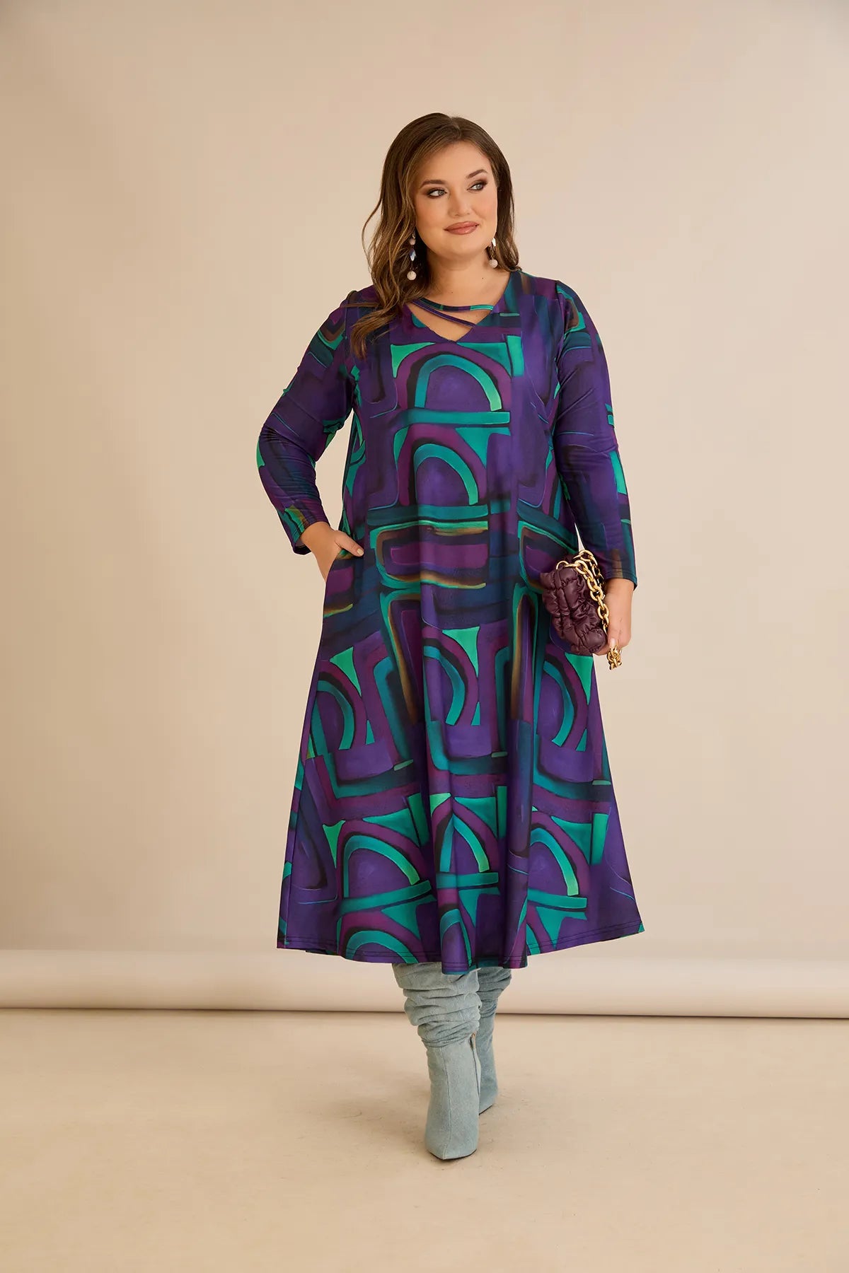 Rochie mărime mare croială linie A cu decolteu original