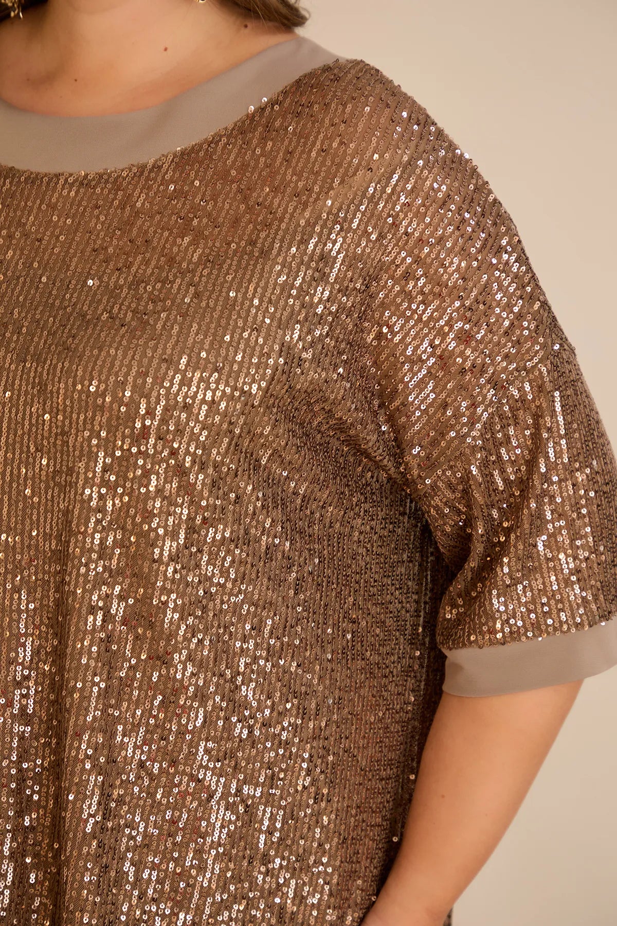 Bluză lejeră mărime mare cu mâneci raglan din paiete – Golden Night