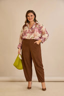 Pantalon elastic mărime mare cu croială modernă tip baril – maro