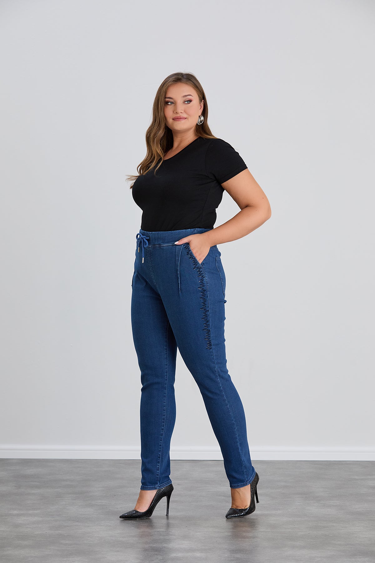 Blugi marime mare cu pietricele si talie elastica