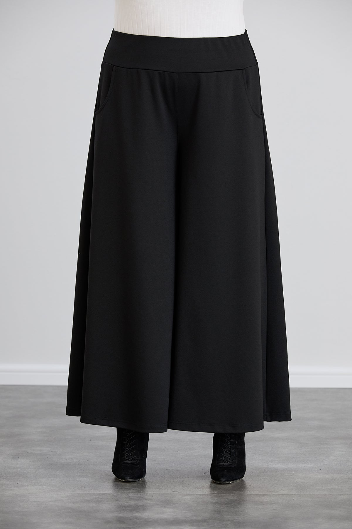 Fusta pantalon marime mare cu buzunare Sara - negru