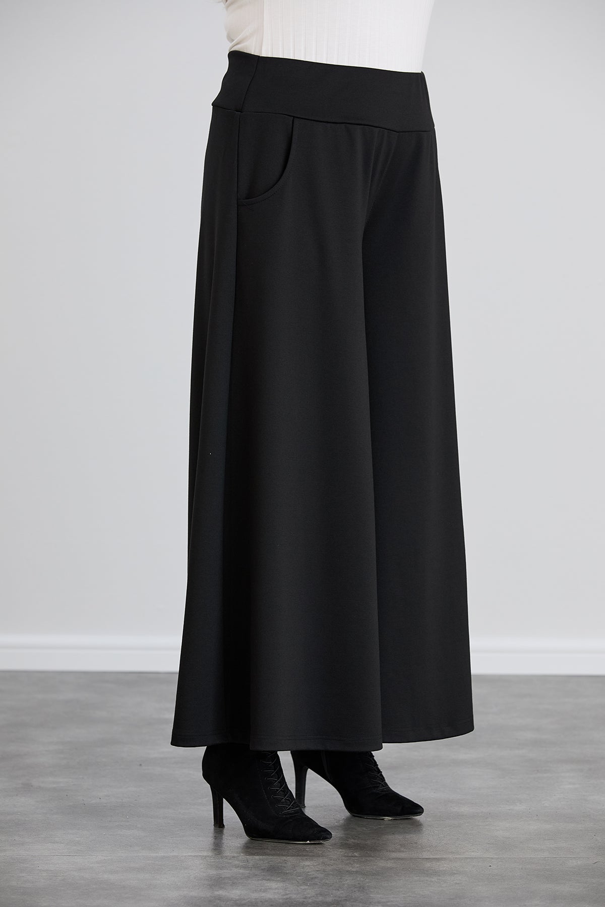 Fusta pantalon marime mare cu buzunare Sara - negru