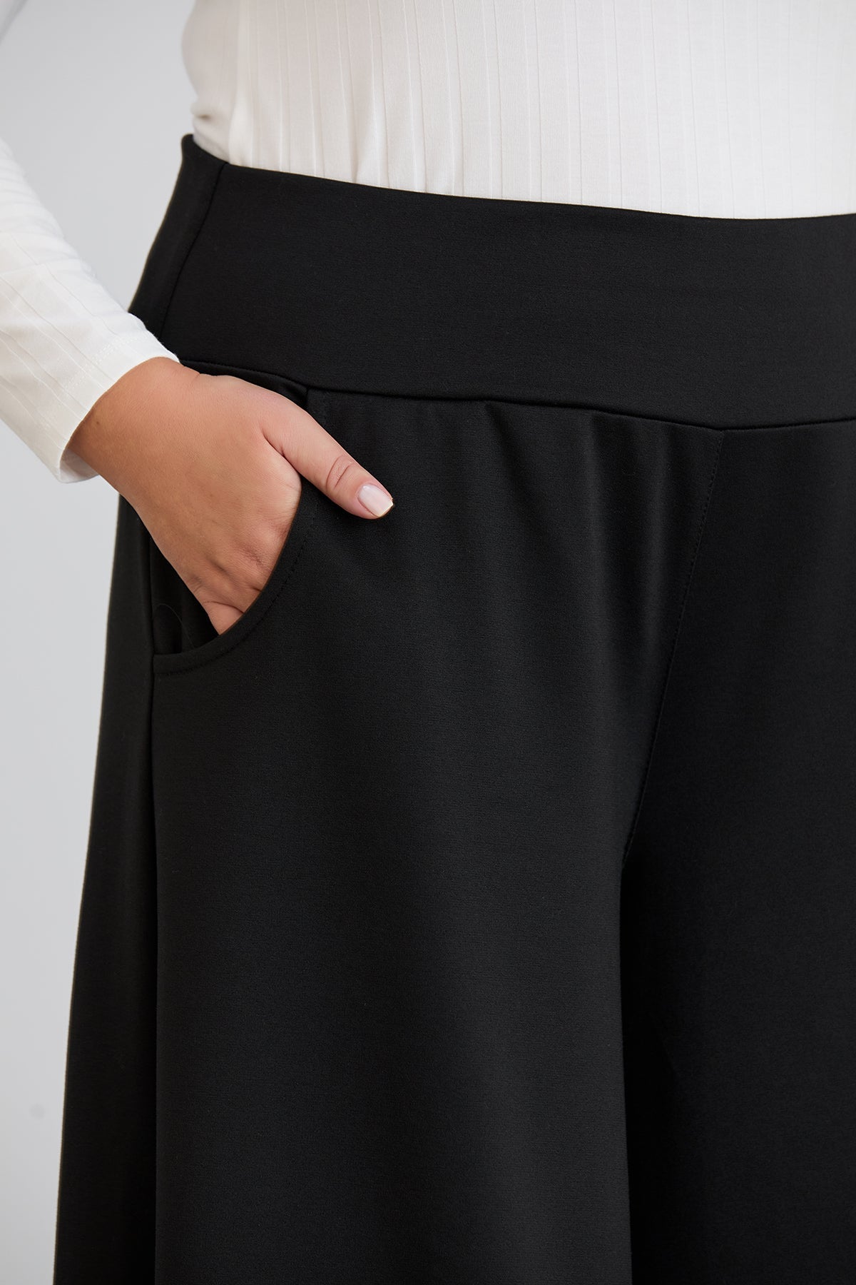 Fusta pantalon marime mare cu buzunare Sara - negru