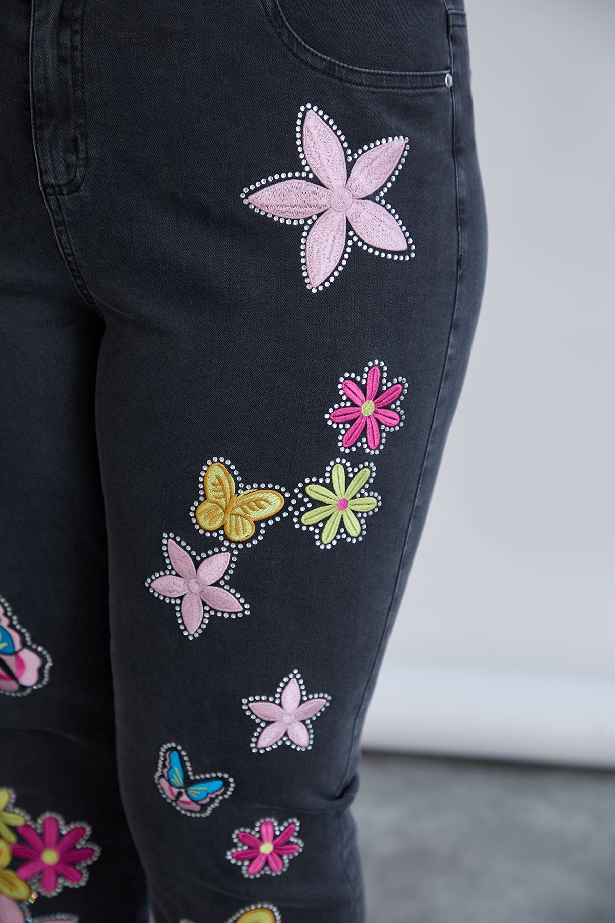 Blugi elastici marimi mari cu broderie colorata si pietricele