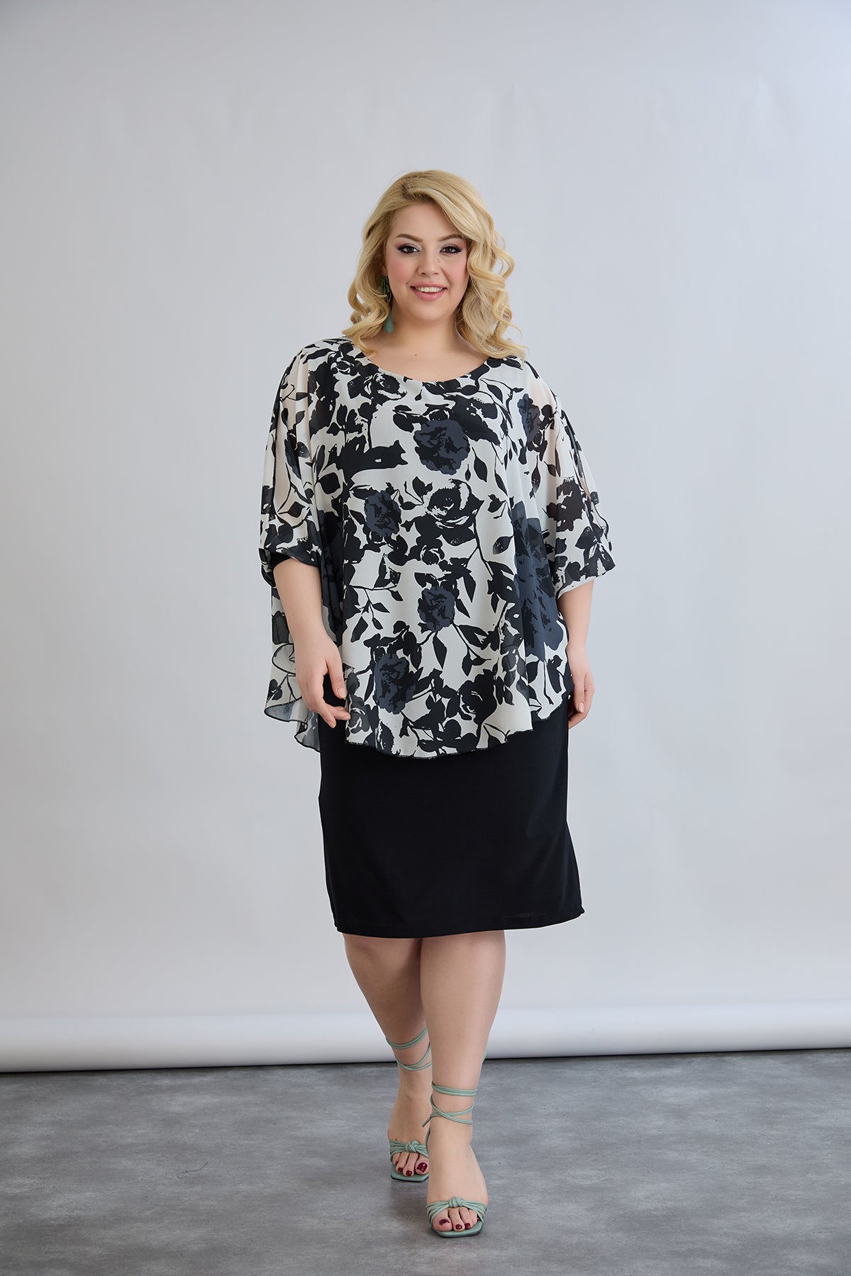 Rochie marime mare din sifon cu accent pe umeri - flori