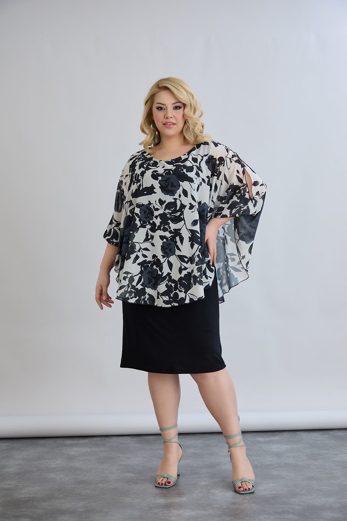 Rochie marime mare din sifon cu accent pe umeri - flori