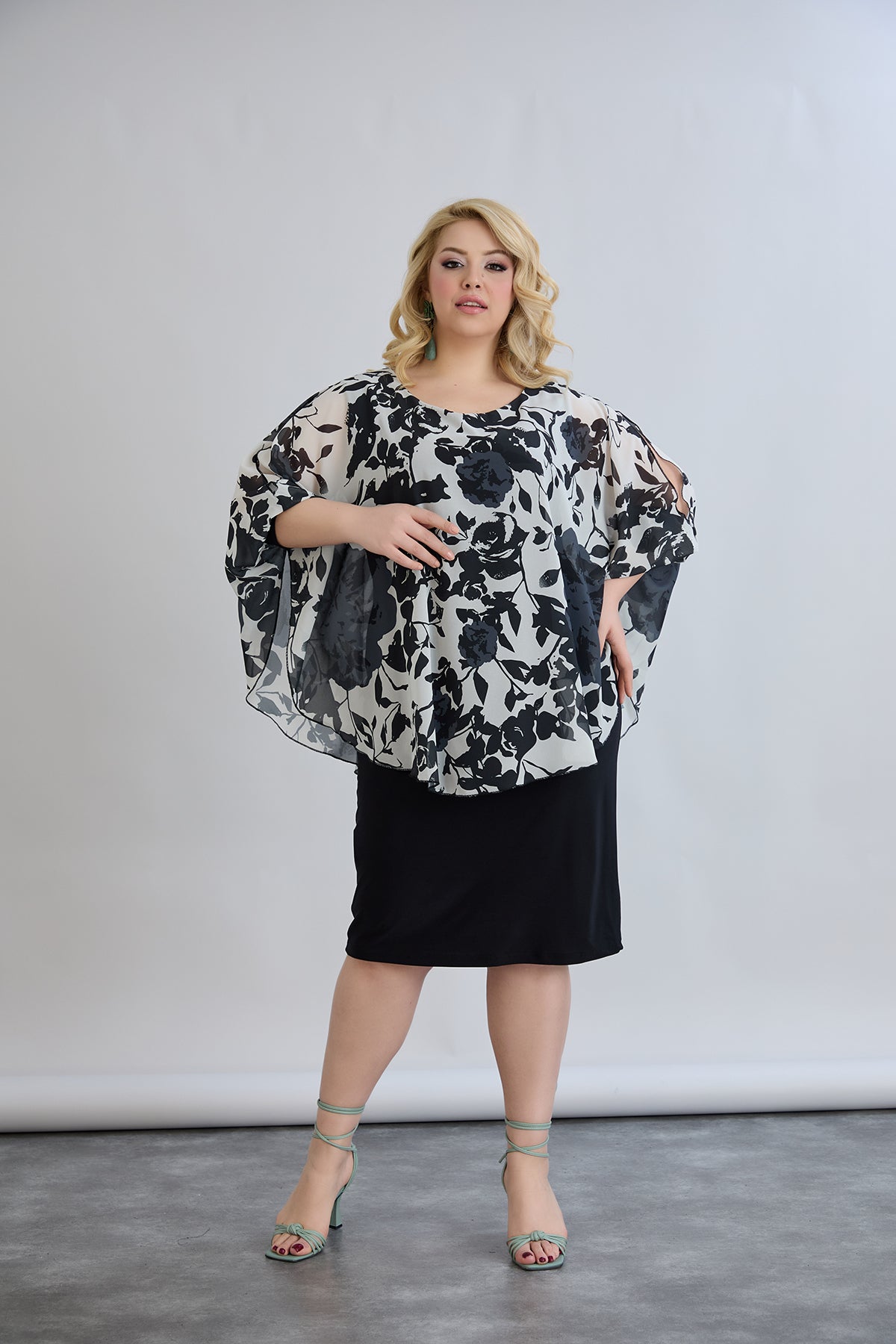 Rochie marime mare din sifon cu accent pe umeri - flori
