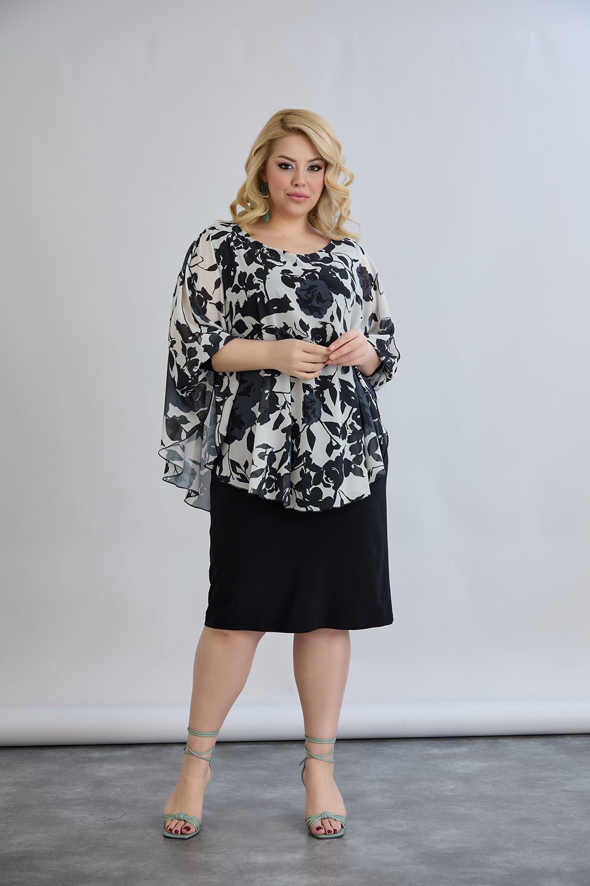 Rochie marime mare din sifon cu accent pe umeri - flori