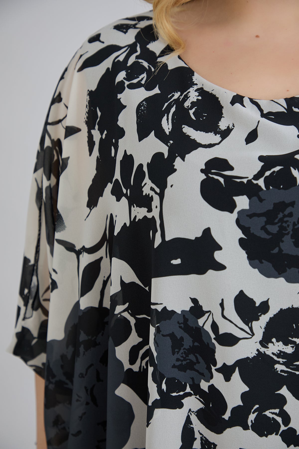 Rochie marime mare din sifon cu accent pe umeri - flori