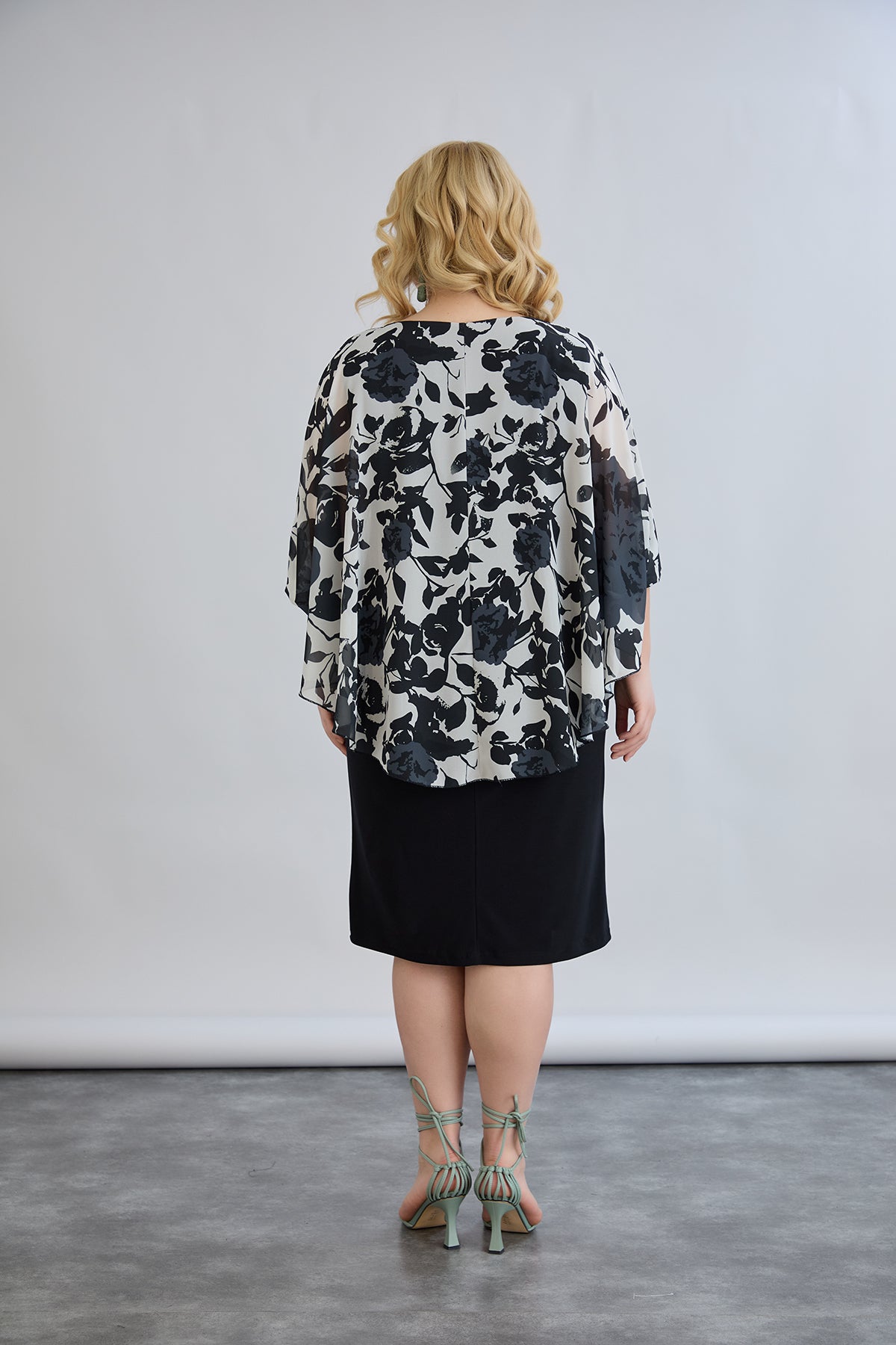 Rochie marime mare din sifon cu accent pe umeri - flori