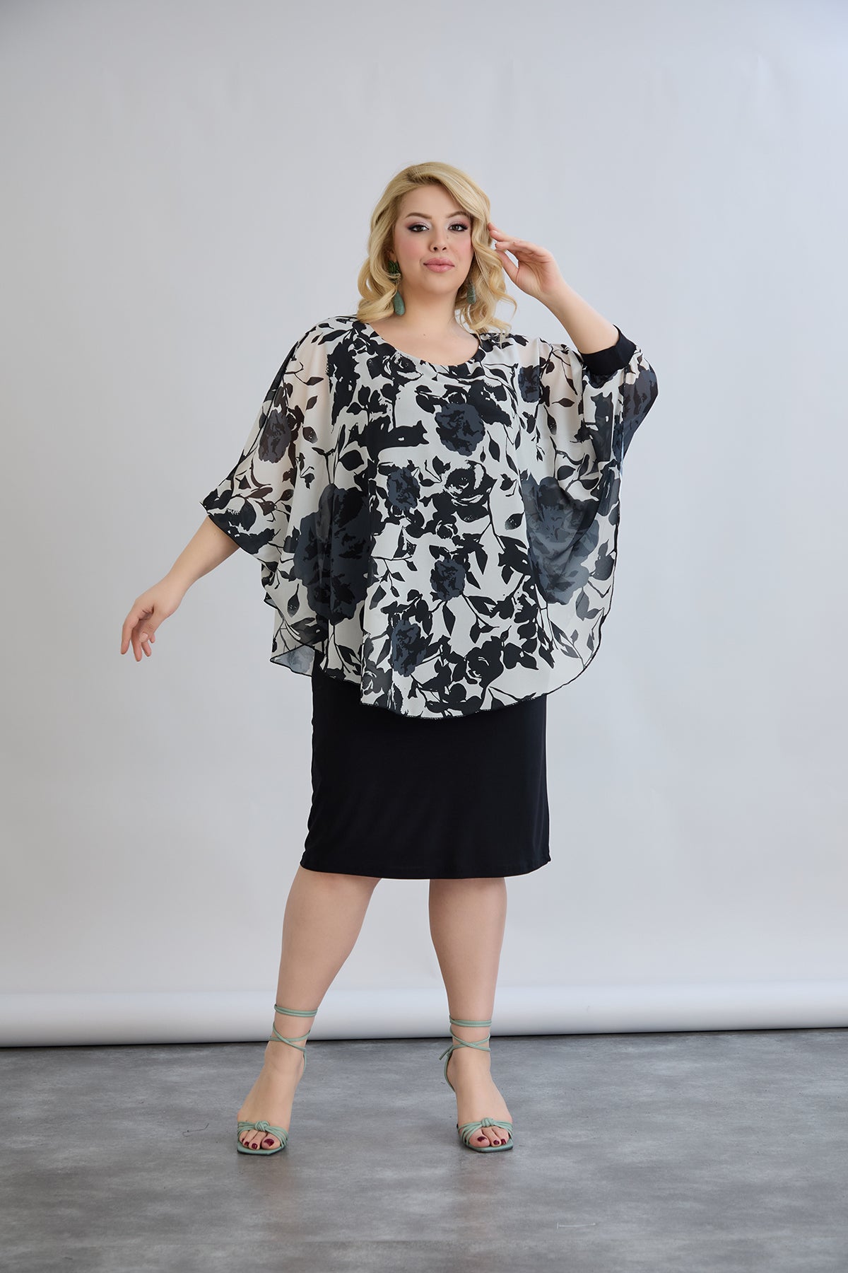 Rochie marime mare din sifon cu accent pe umeri - flori