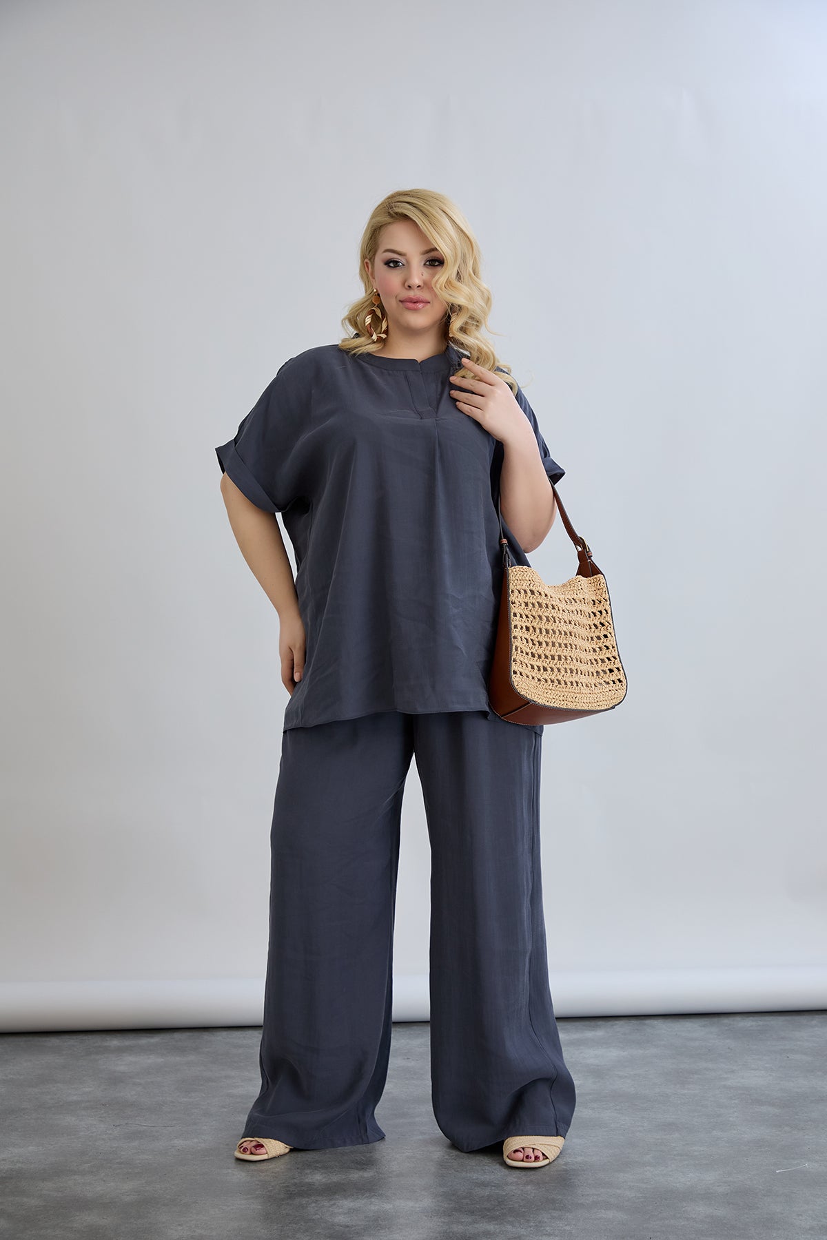 Compleu elegant marime mare din material usor