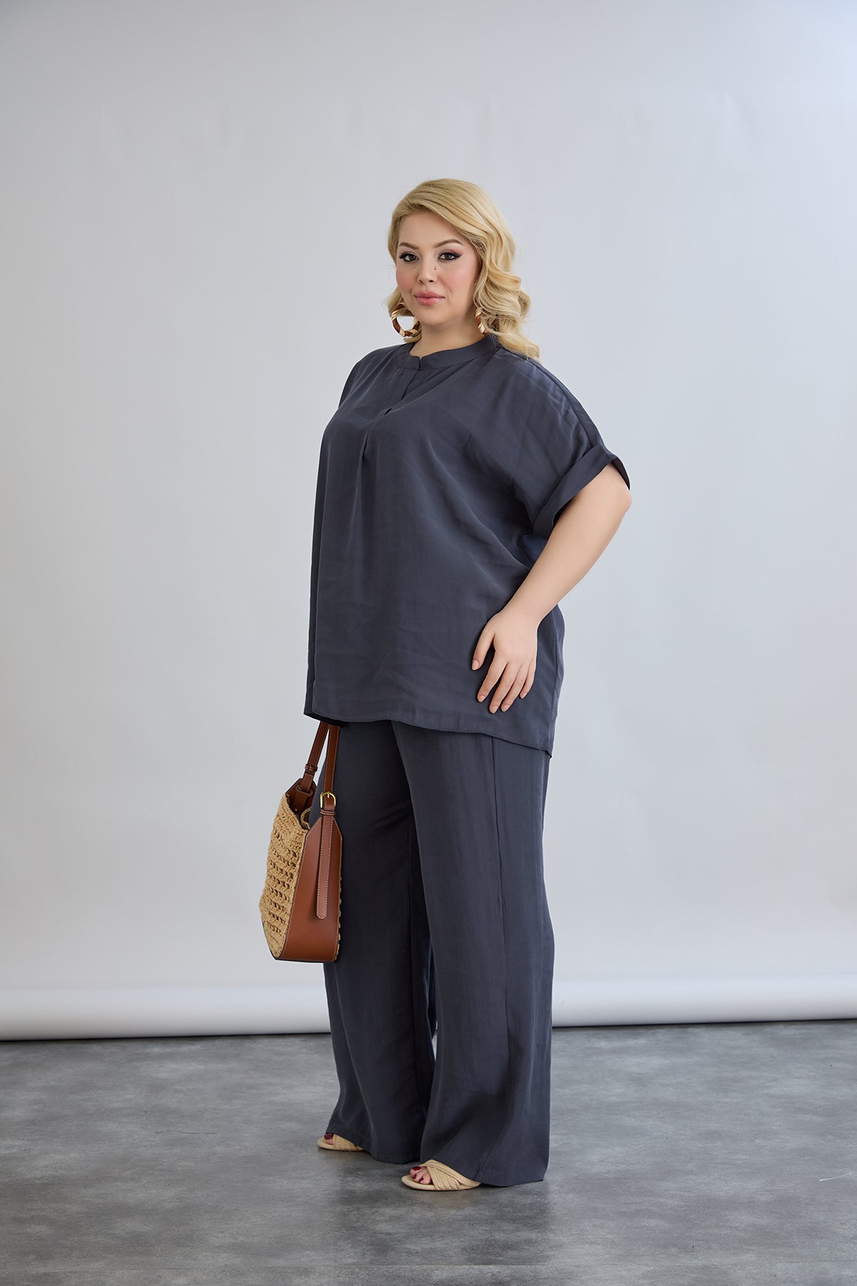 Compleu elegant marime mare din material usor