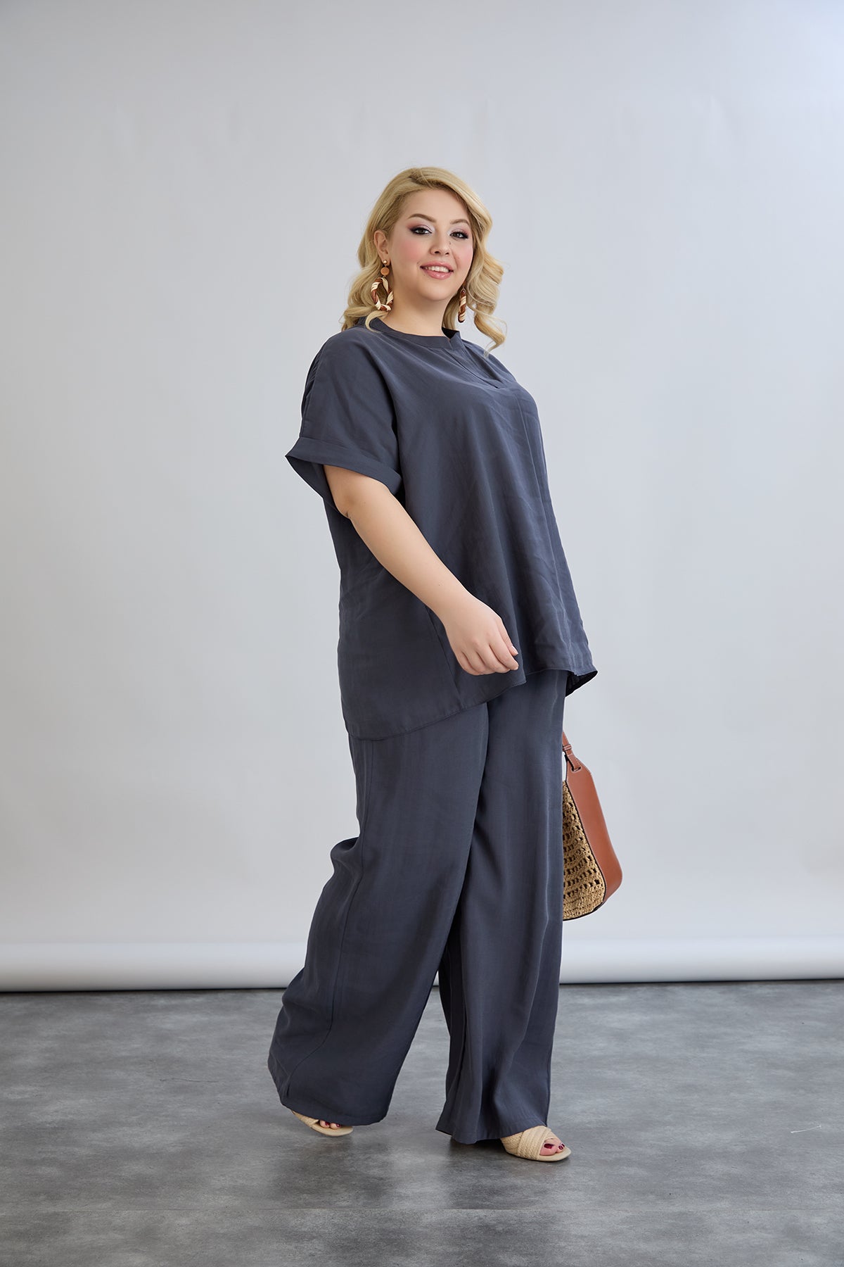 Compleu elegant marime mare din material usor