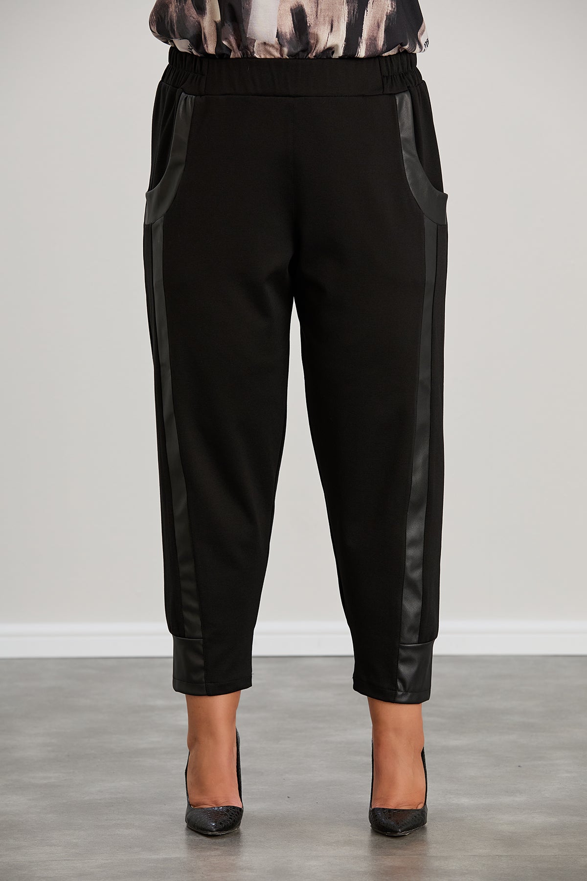 Pantalon marime mare tip potour cu margine din piele