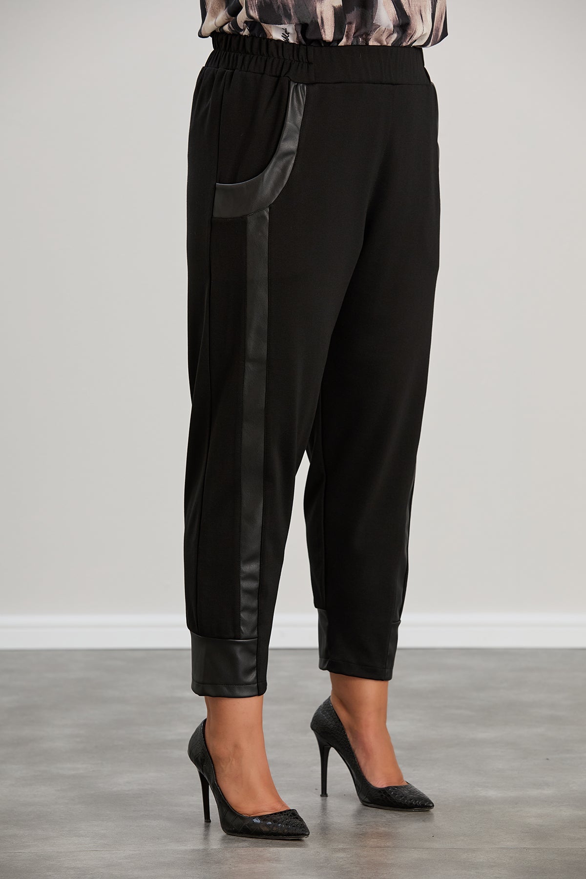 Pantalon marime mare tip potour cu margine din piele