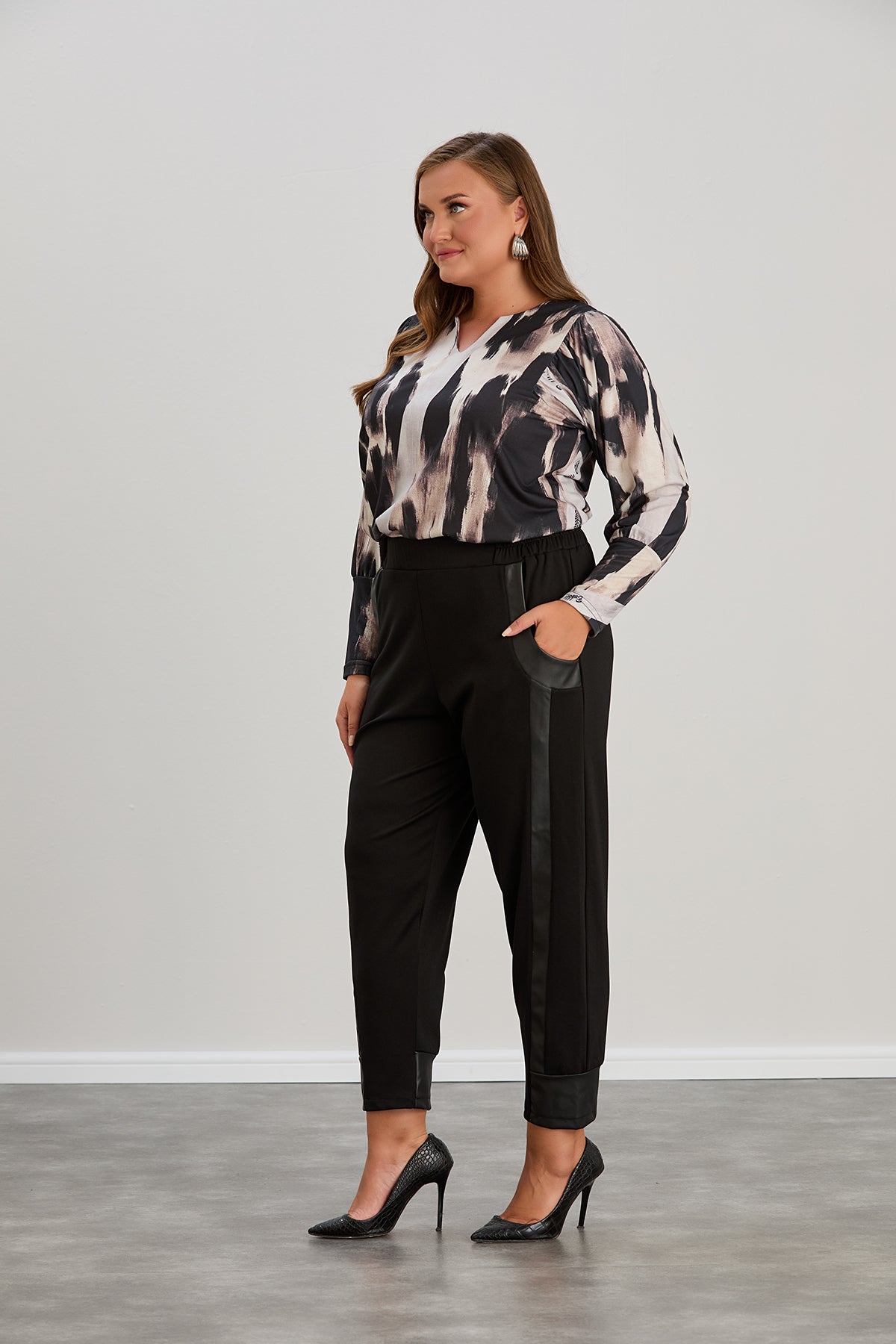 Pantalon marime mare tip potour cu margine din piele