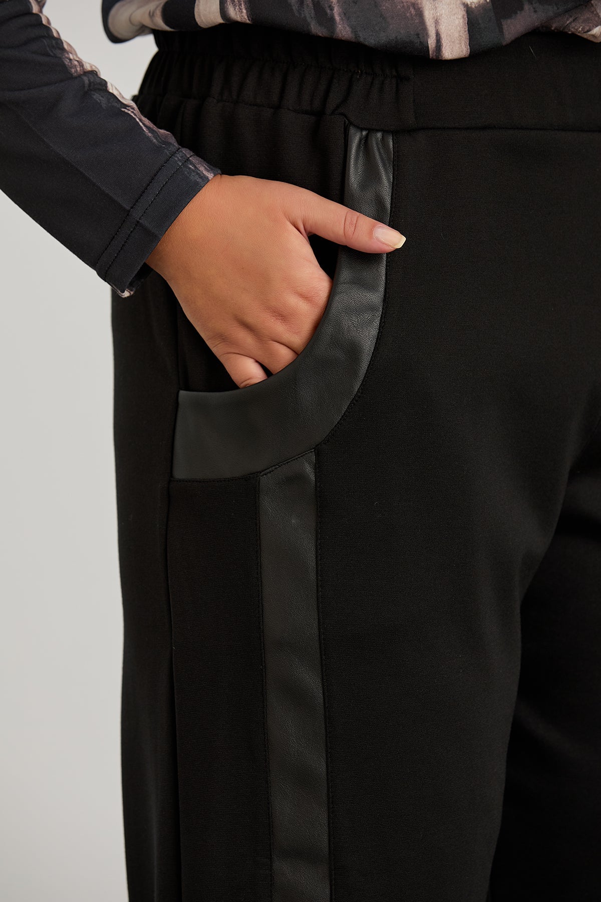 Pantalon marime mare tip potour cu margine din piele