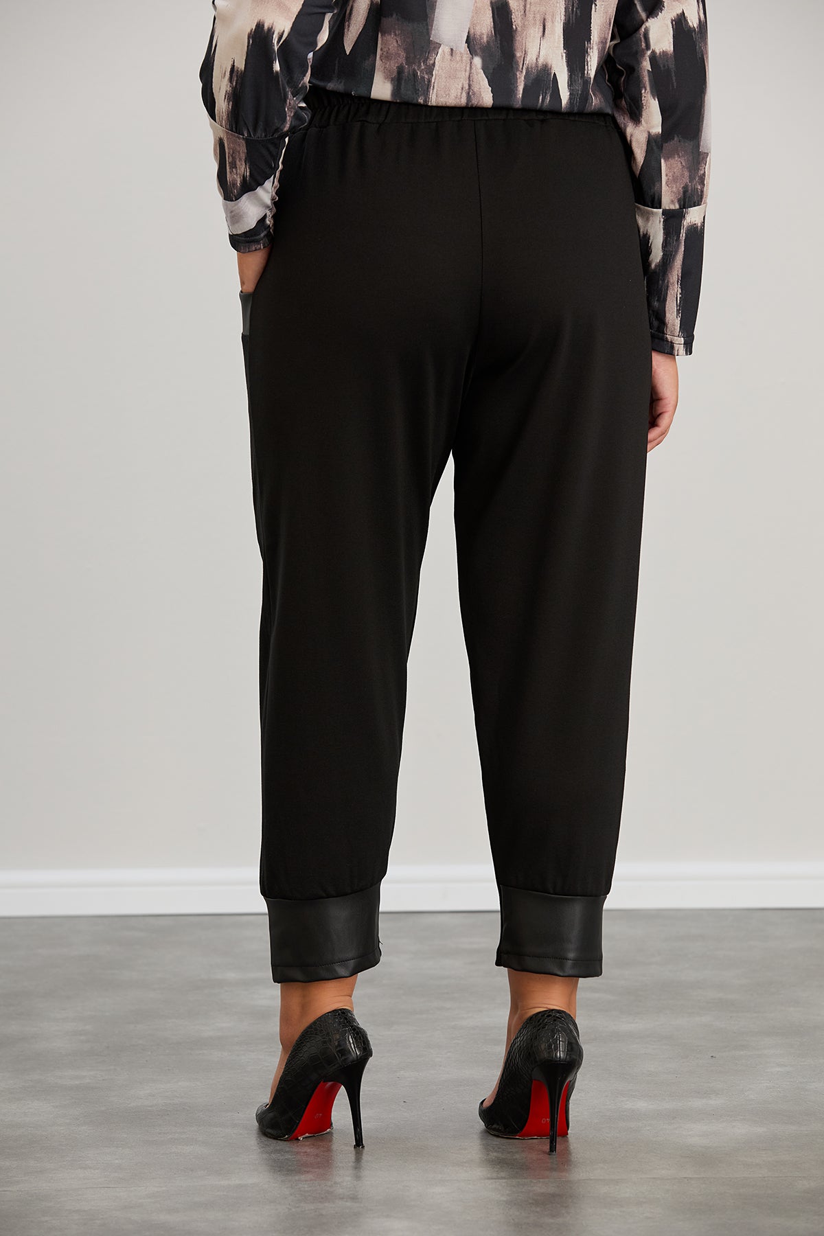 Pantalon marime mare tip potour cu margine din piele
