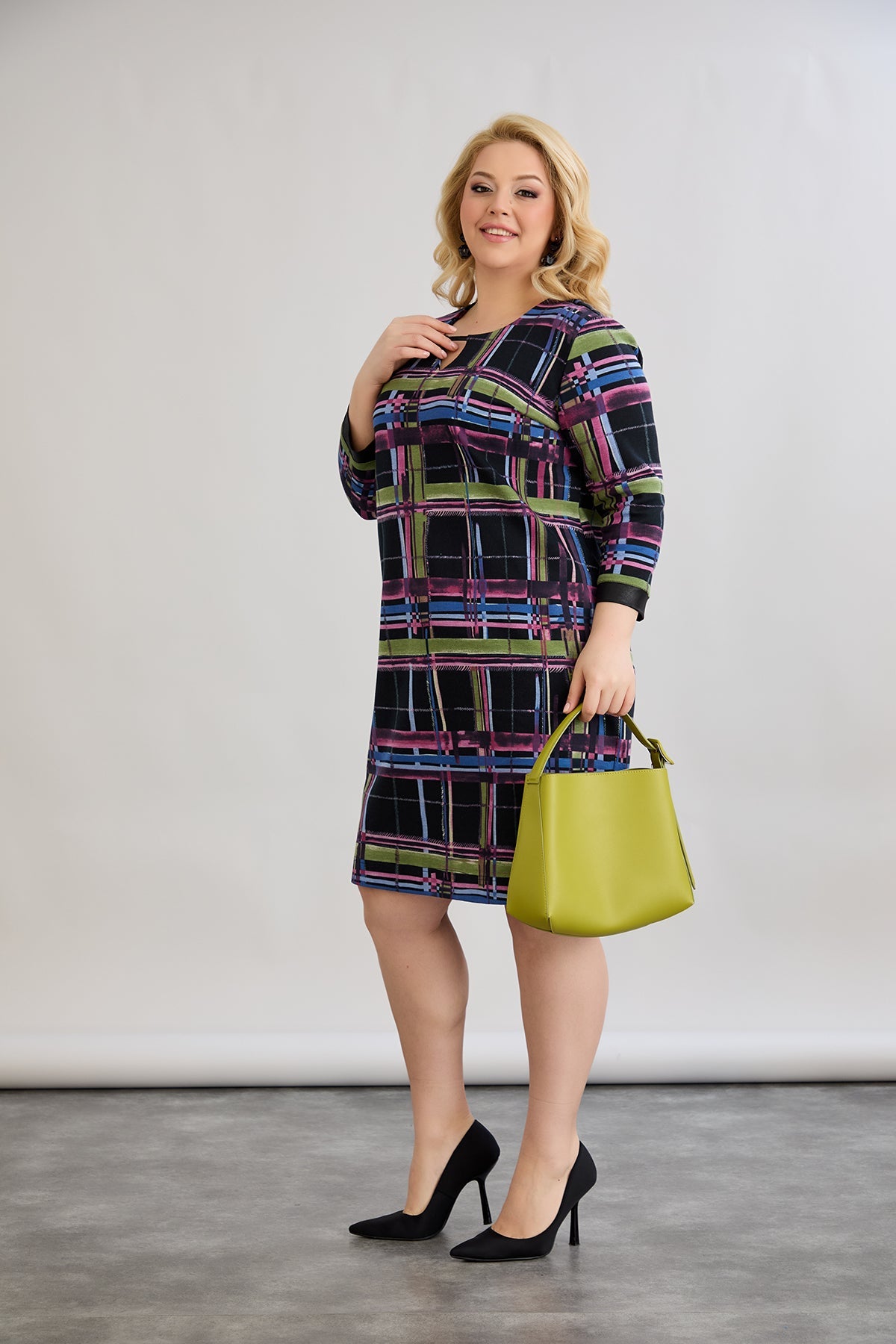 Rochie dreapta marime mare de lungime medie, cu accent pe decolteu