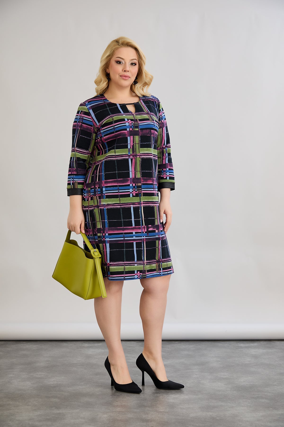 Rochie dreapta marime mare de lungime medie, cu accent pe decolteu 