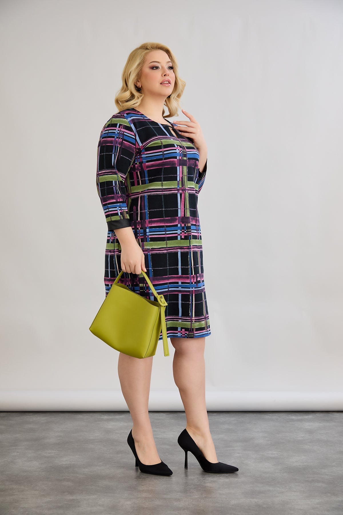 Rochie dreapta marime mare de lungime medie, cu accent pe decolteu