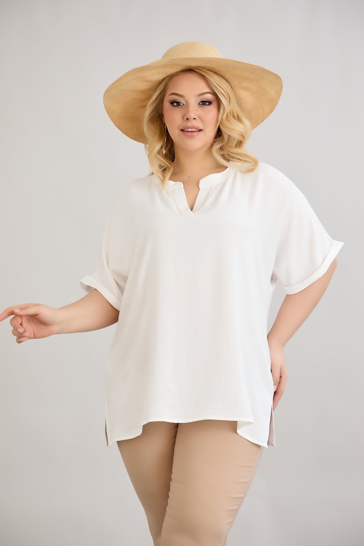Bluza marime mare cu decolteu in V si pietricele delicate - alb