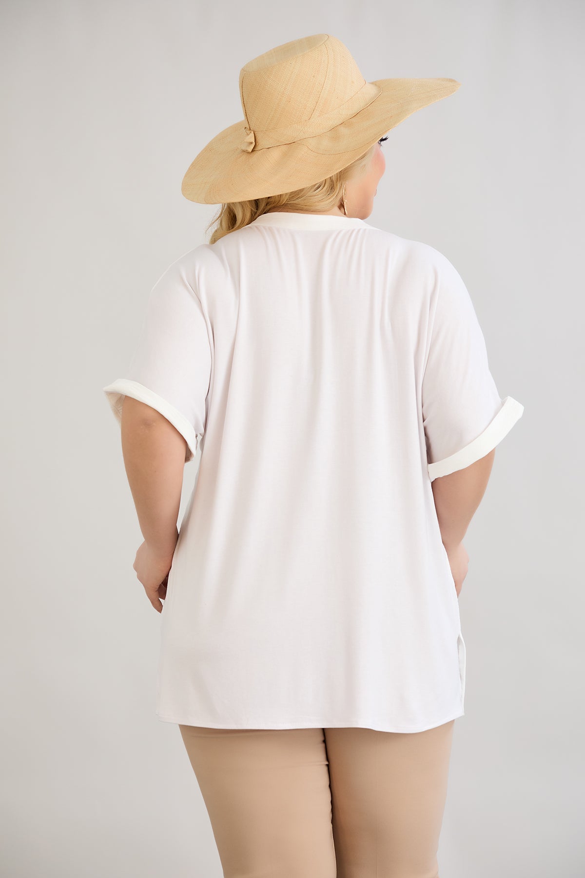 Bluza marime mare cu decolteu in V si pietricele delicate - alb