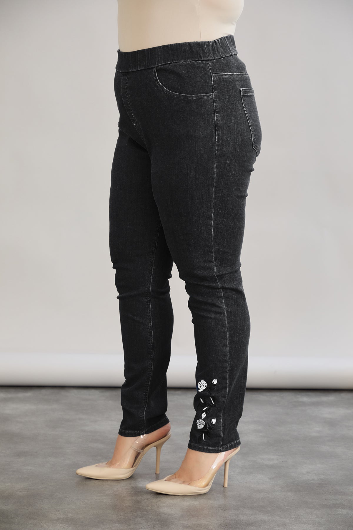 Blugi marime mare elastici de dama cu broderie - negru
