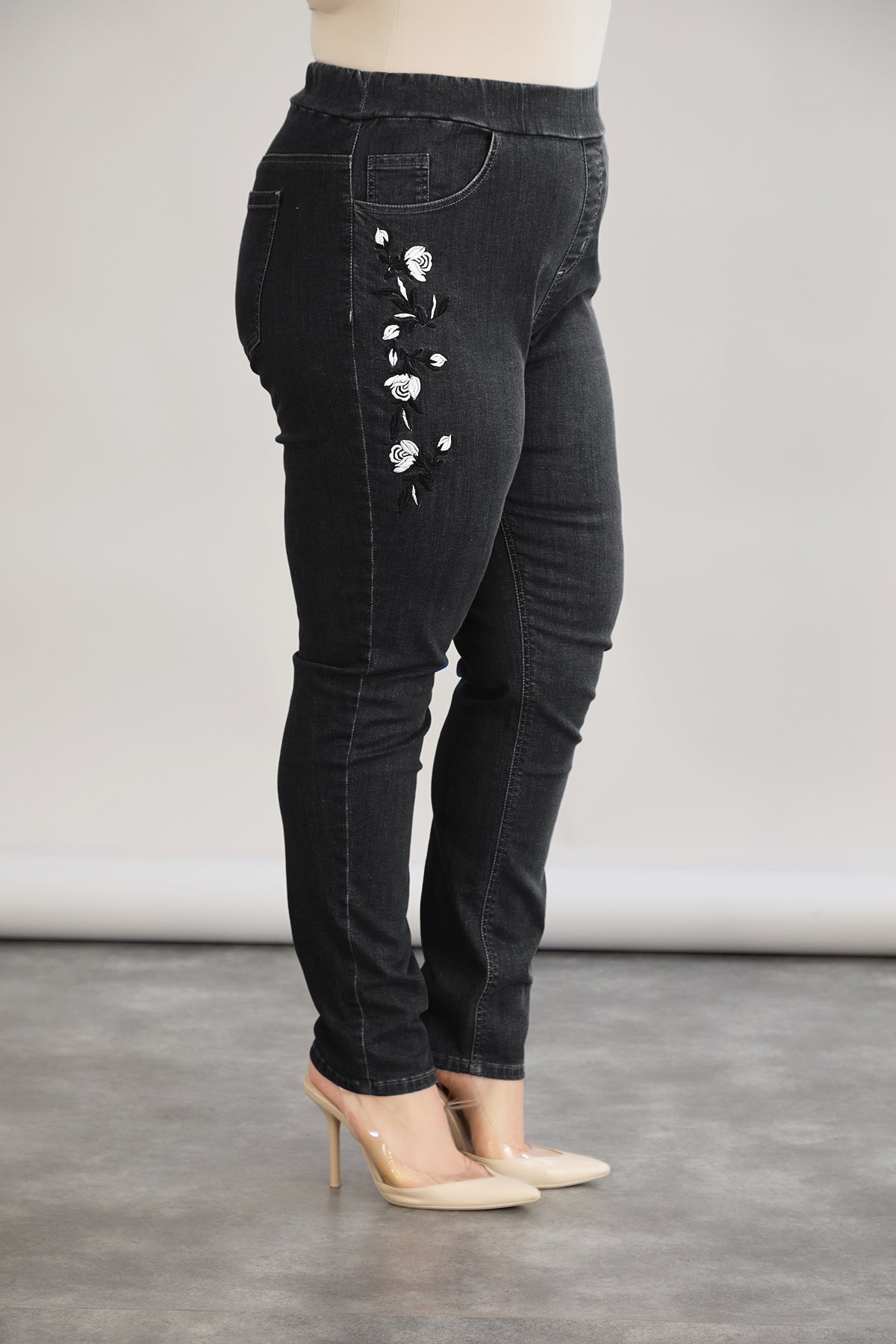 Blugi marime mare elastici de dama cu broderie - negru