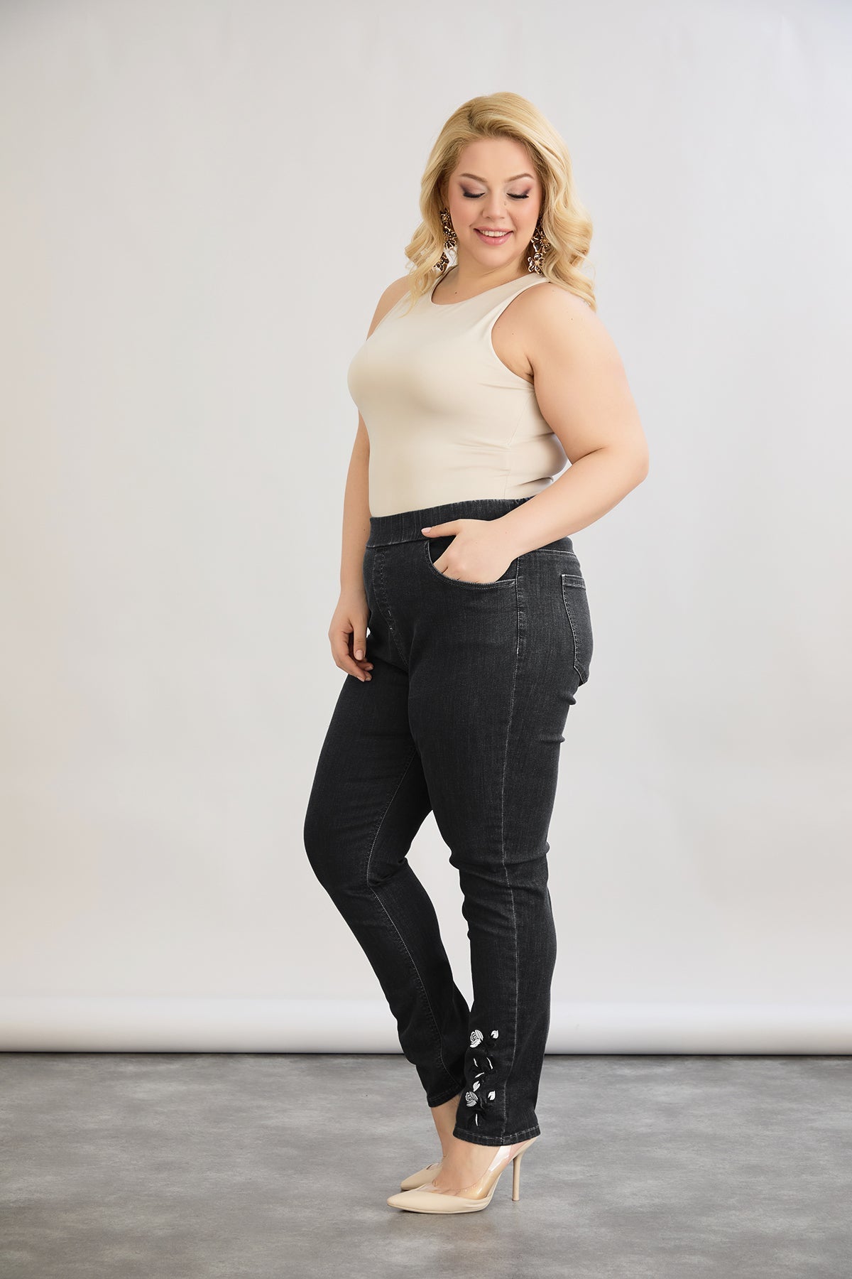 Blugi marime mare elastici de dama cu broderie - negru