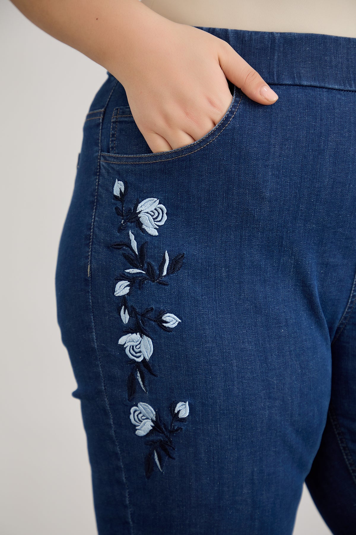 Blugi marime mare elastici de dama cu broderie - albastru