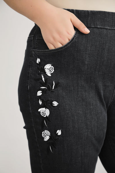Blugi marime mare elastici de dama cu broderie - negru