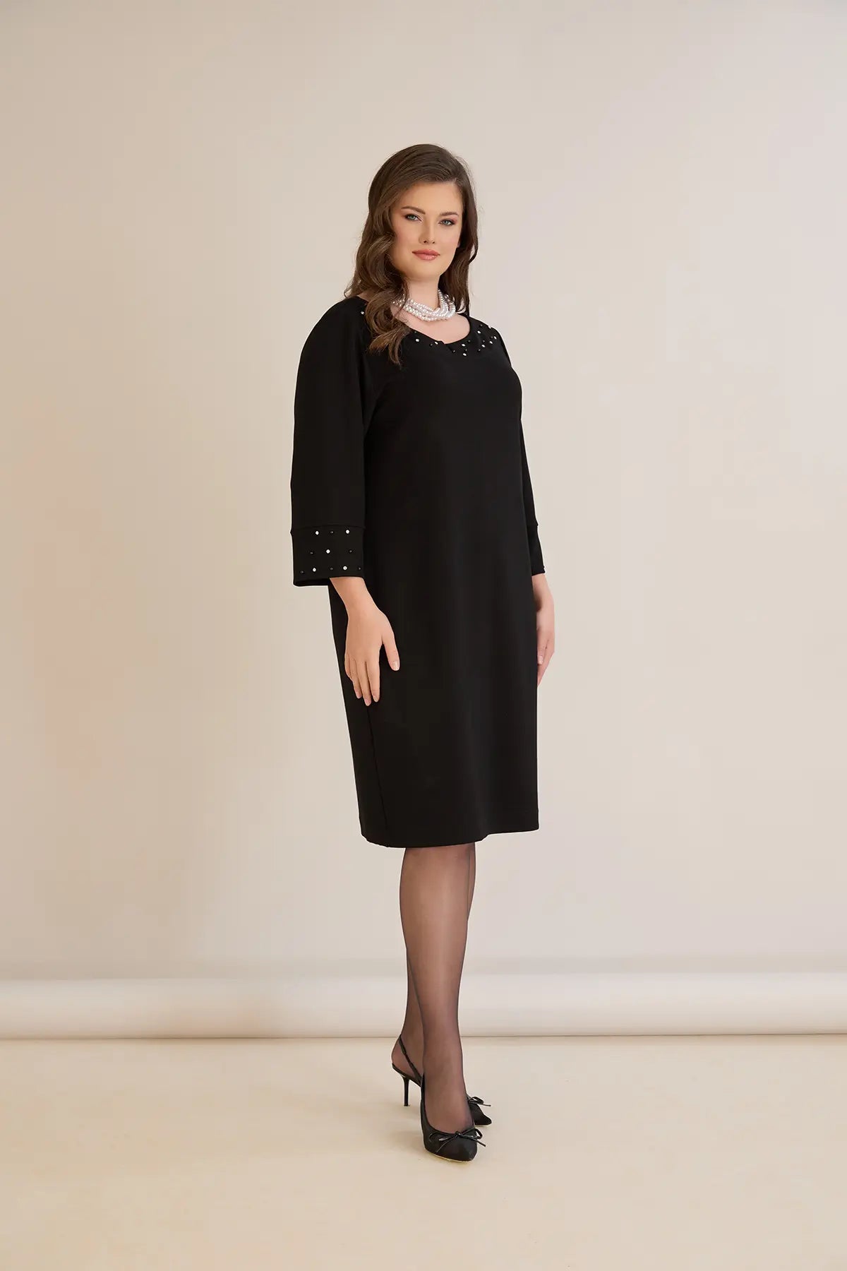Rochie mărime mare cu decorațiune din pietricele și perle