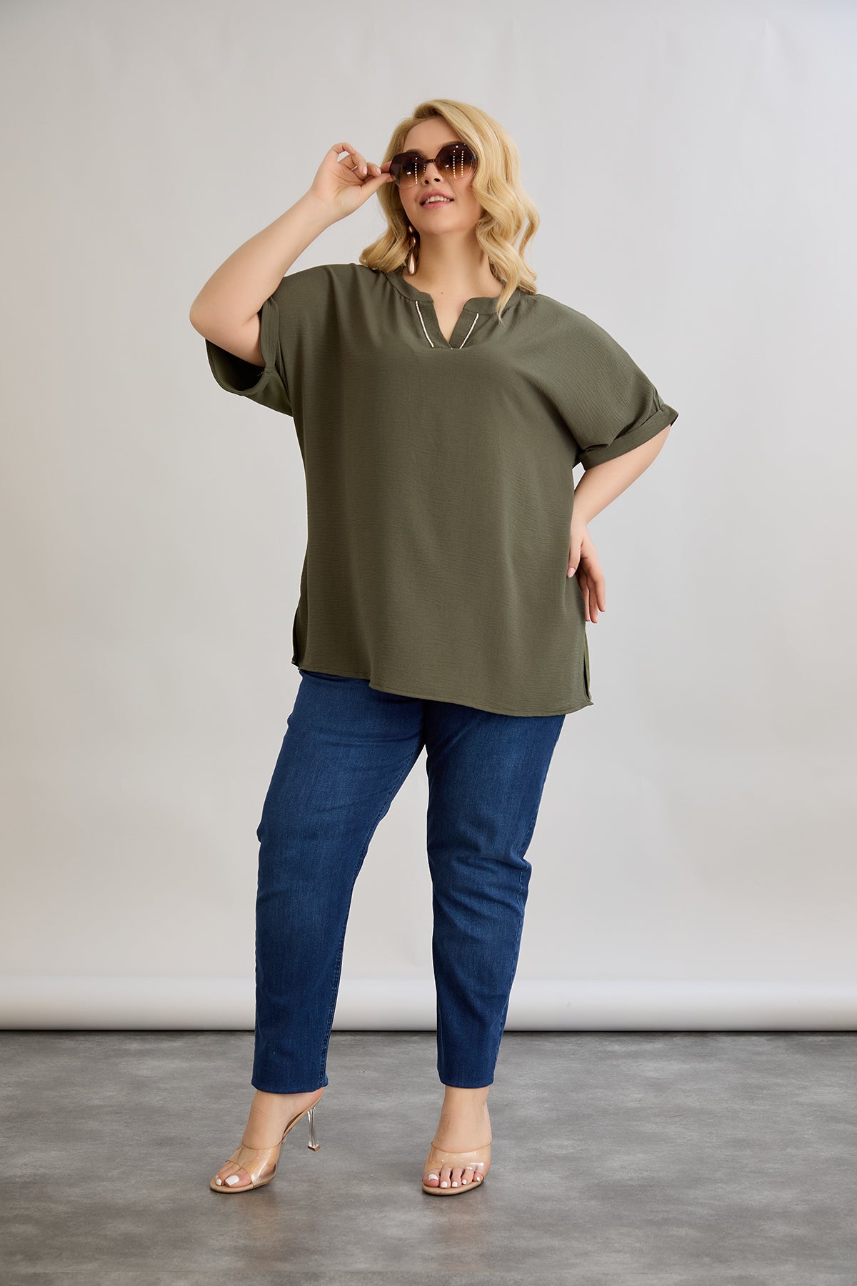 Bluza marime mare cu decolteu in V si pietricele delicate - kaki