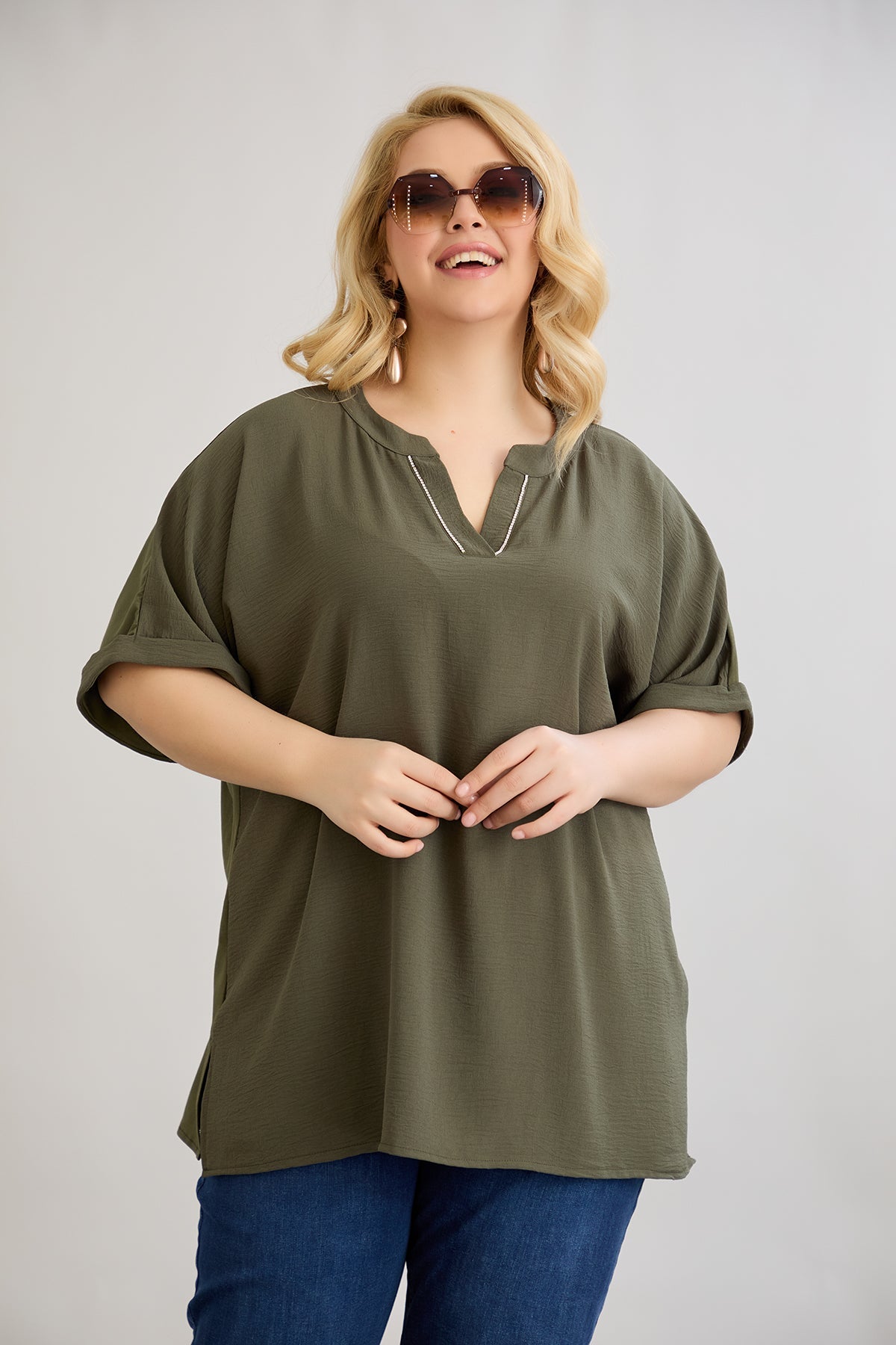 Bluza marime mare cu decolteu in V si pietricele delicate - kaki