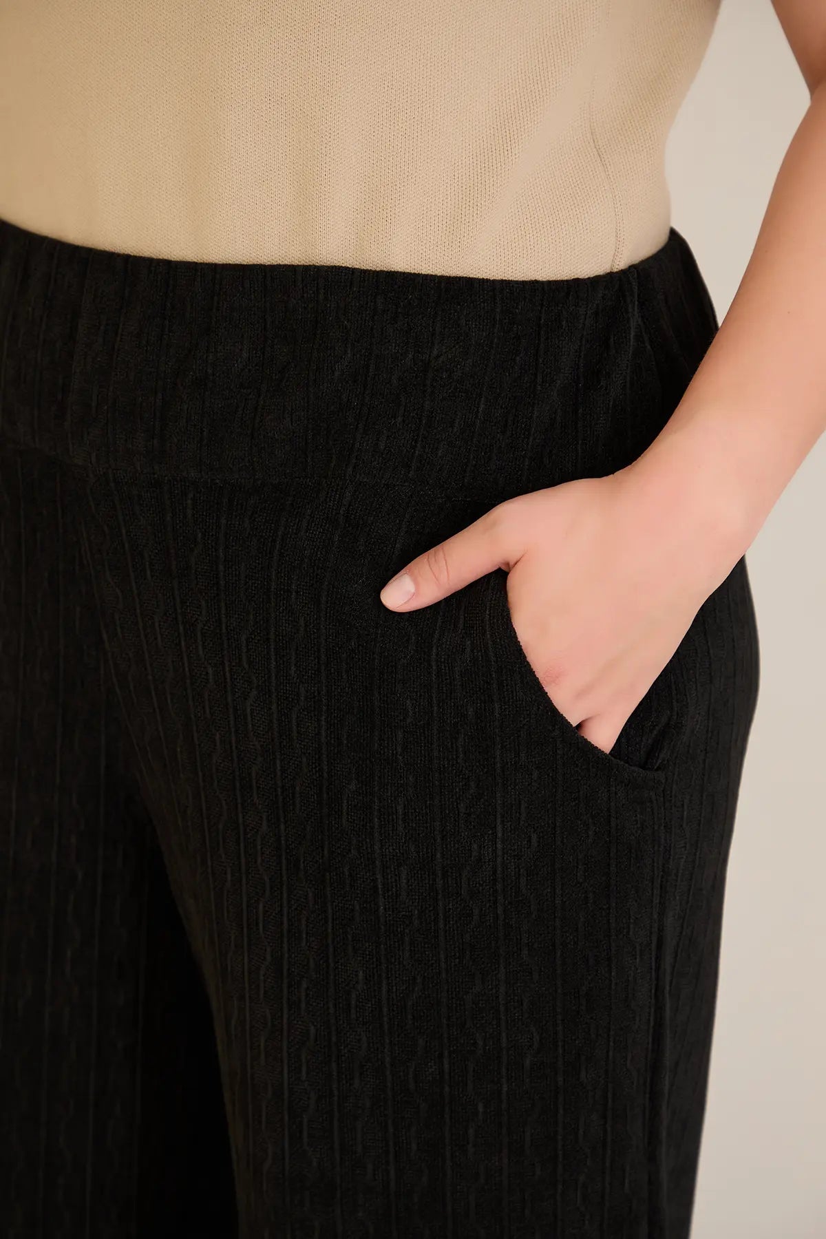 Pantalon larg mărime mare din material texturat