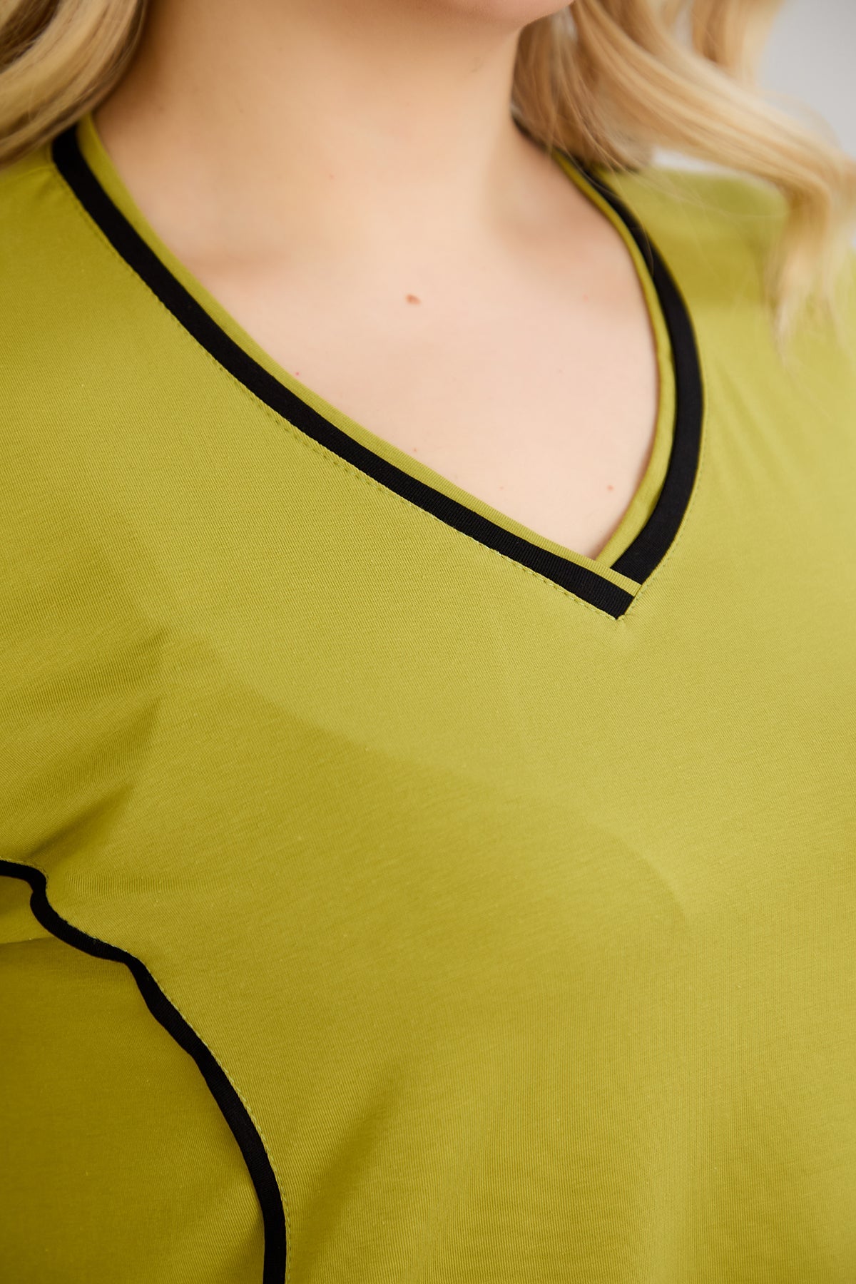 Bluza marime mare din bumbac in linie A cu fitiluri contrastante - verde