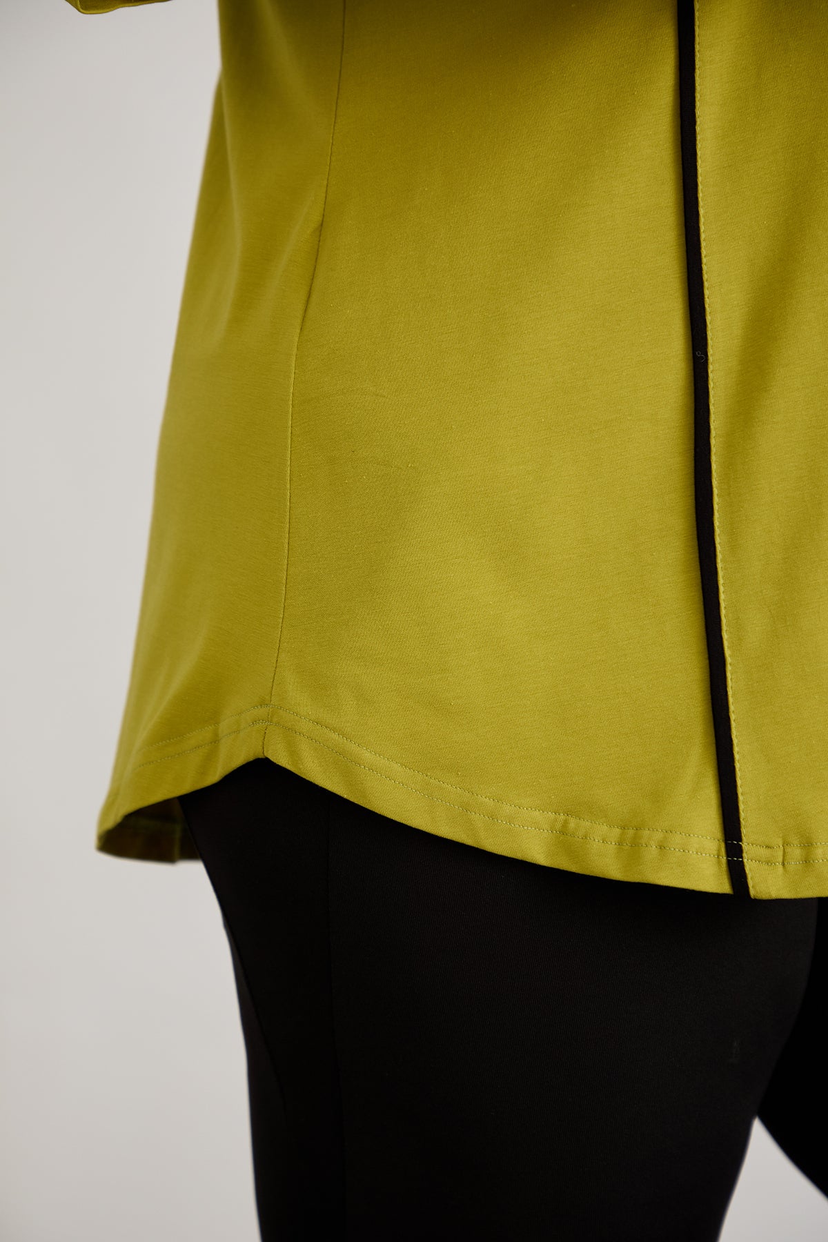 Bluza marime mare din bumbac in linie A cu fitiluri contrastante - verde