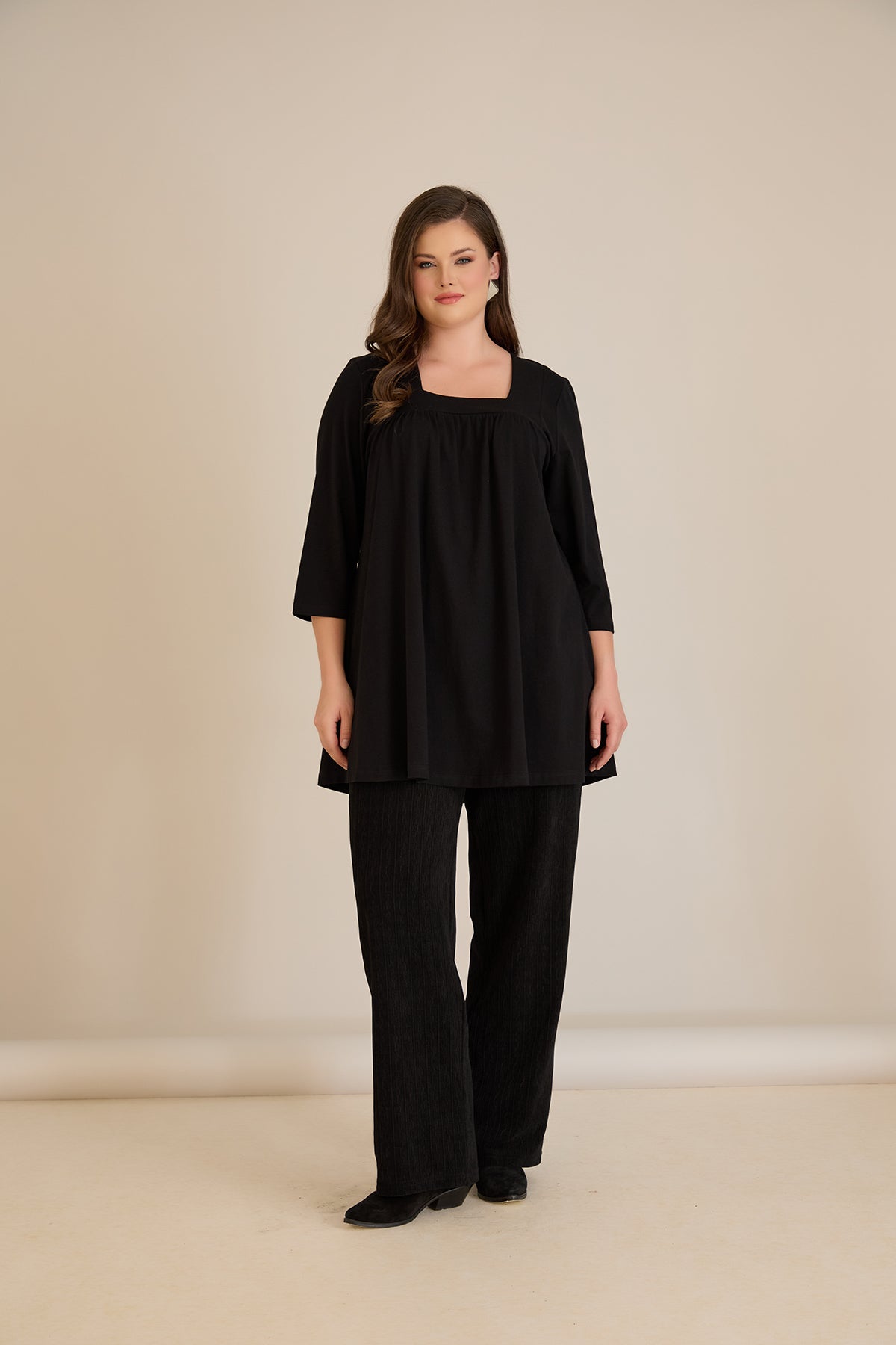 Tunică mărime mare din bumbac cu falduri și decolteu pătrat – negru