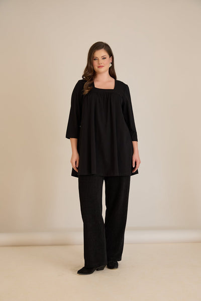 Tunică mărime mare din bumbac cu falduri și decolteu pătrat – negru