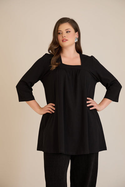Tunică mărime mare din bumbac cu falduri și decolteu pătrat – negru
