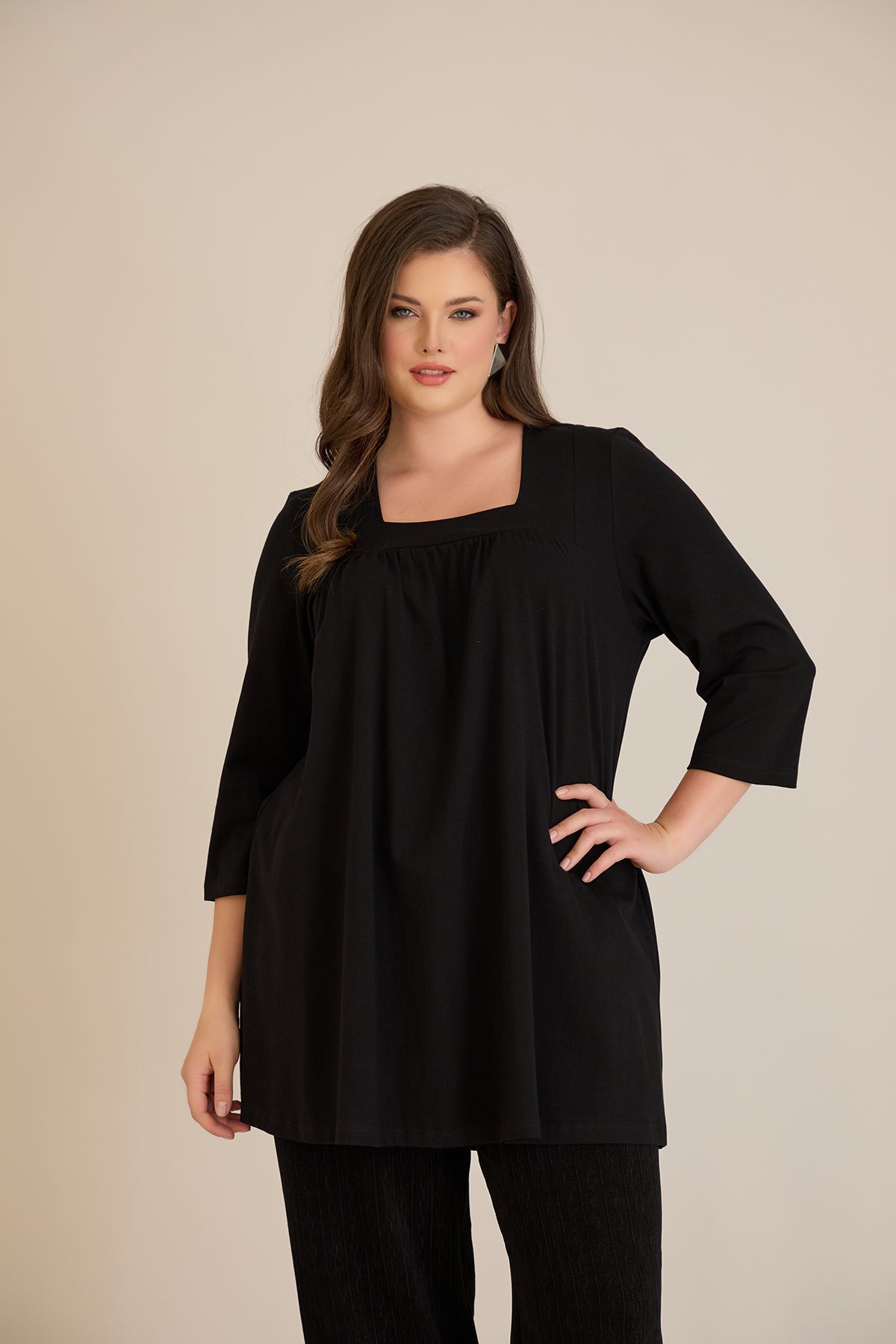 Tunică mărime mare din bumbac cu falduri și decolteu pătrat – negru