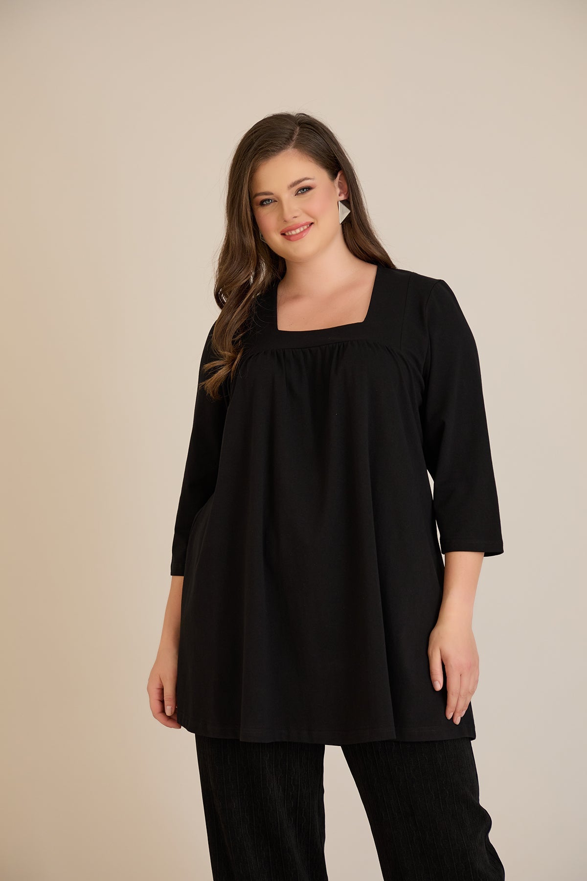 Tunică mărime mare din bumbac cu falduri și decolteu pătrat – negru