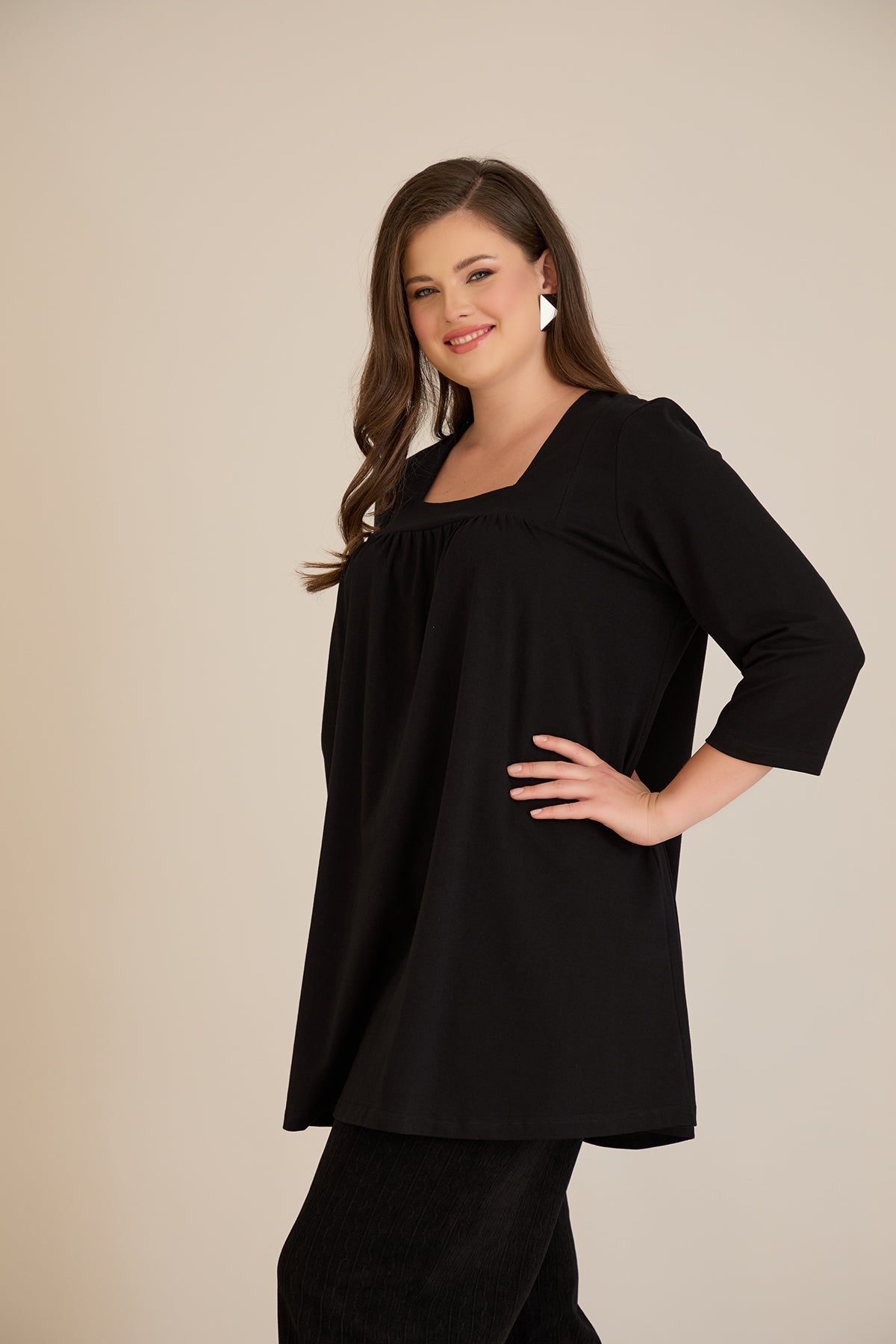 Tunică mărime mare din bumbac cu falduri și decolteu pătrat – negru