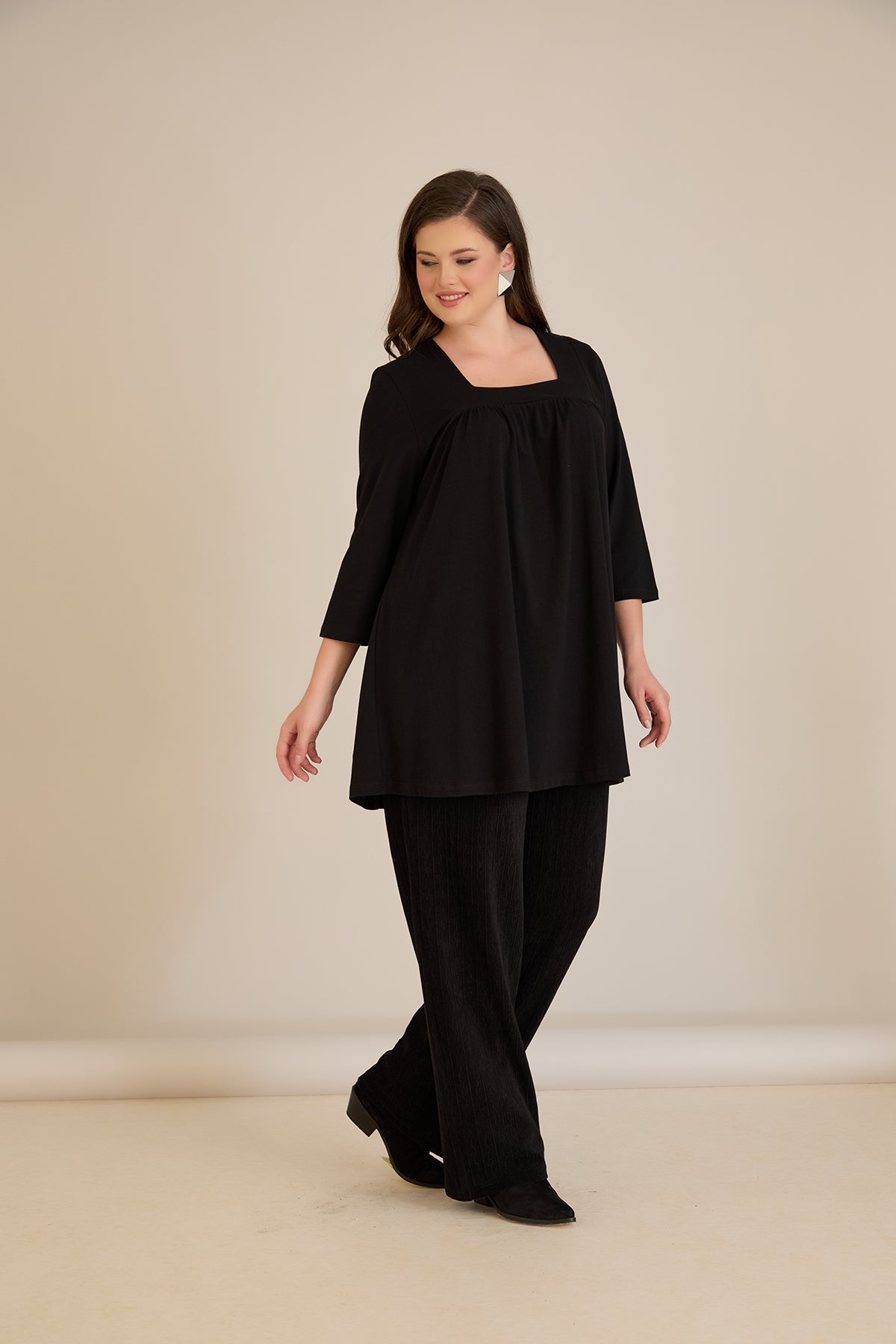 Tunică mărime mare din bumbac cu falduri și decolteu pătrat – negru