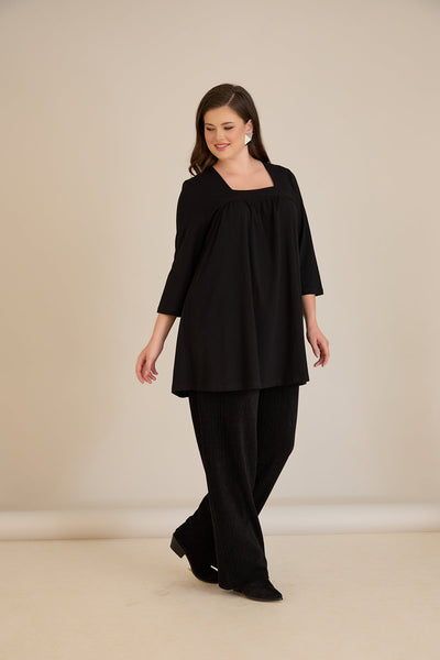 Tunică mărime mare din bumbac cu falduri și decolteu pătrat – negru