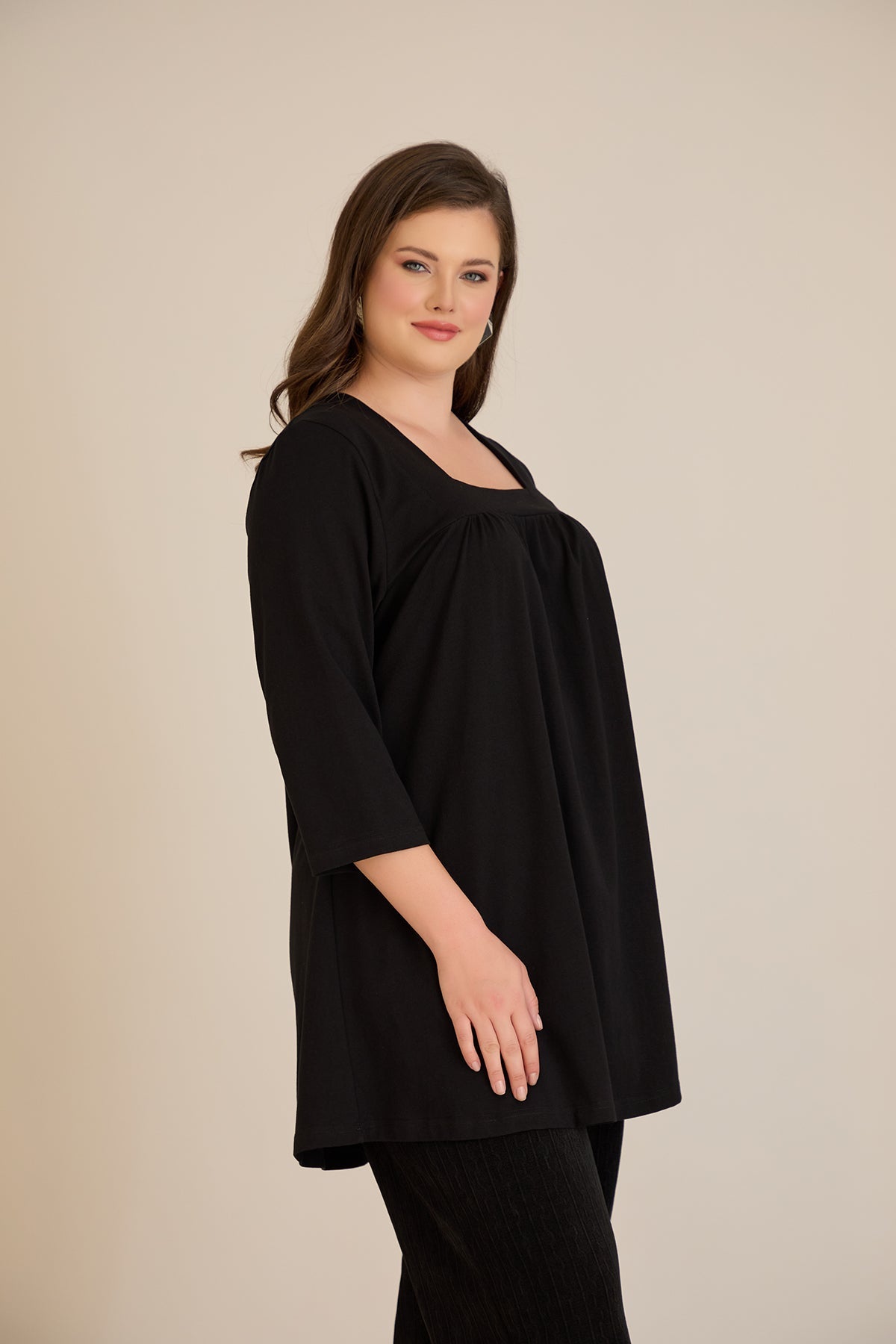 Tunică mărime mare din bumbac cu falduri și decolteu pătrat – negru